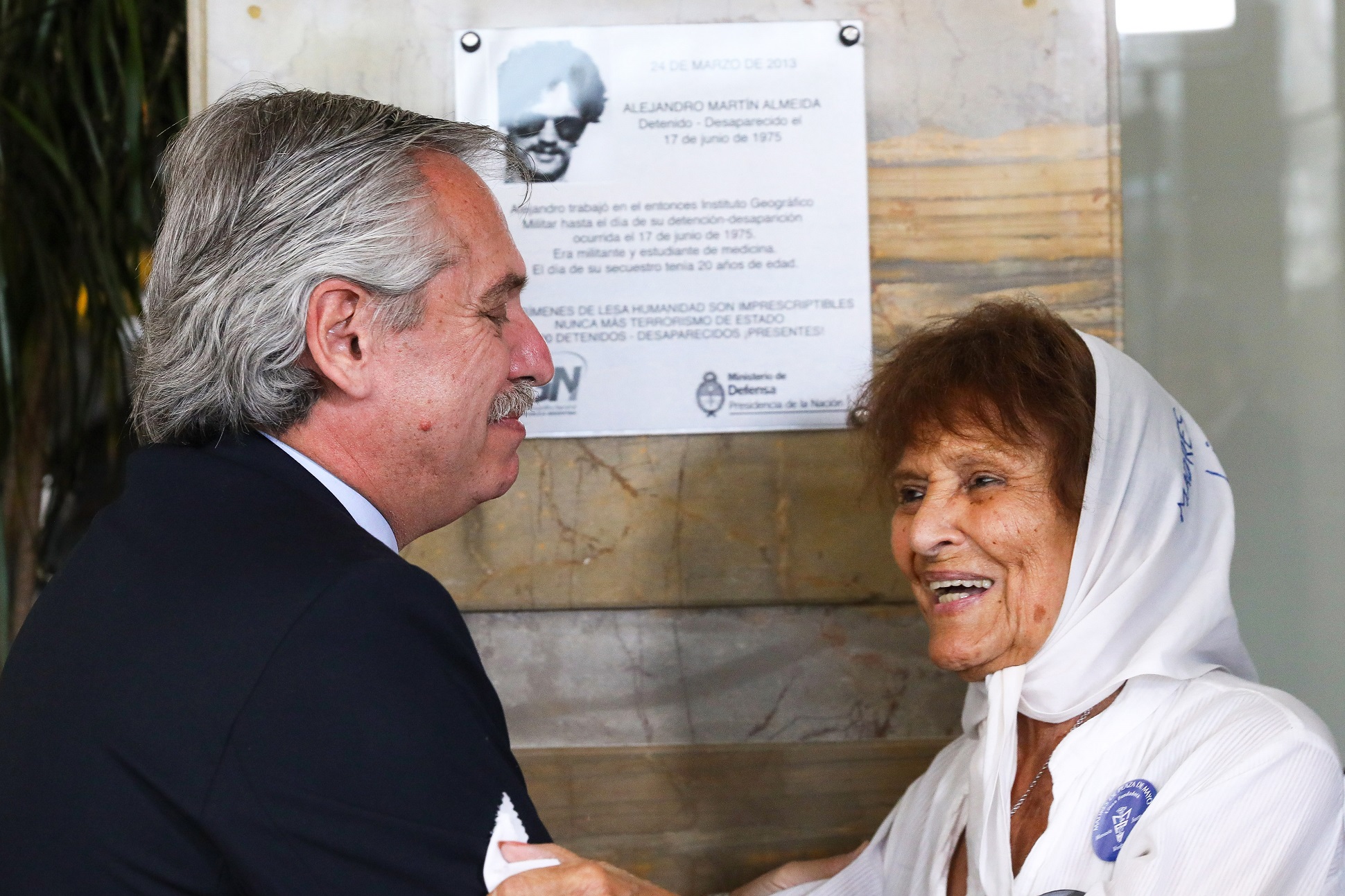 El Presidente participó del acto de restitución de la placa en memoria de Alejandro Almeida
