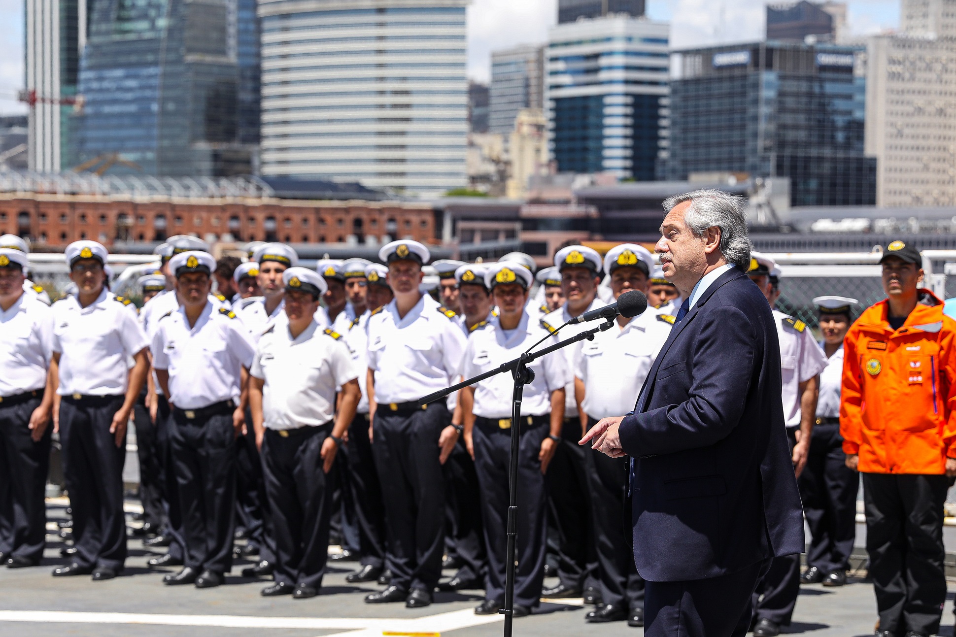 El Presidente dio inicio a la campaña antártica del rompehielos ARA Almirante Irízar