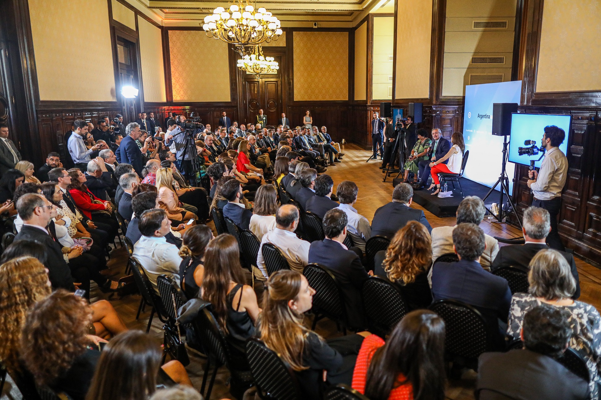 El Presidente y su gabinete participaron de una capacitación en género y violencia contra las mujeres y diversidades