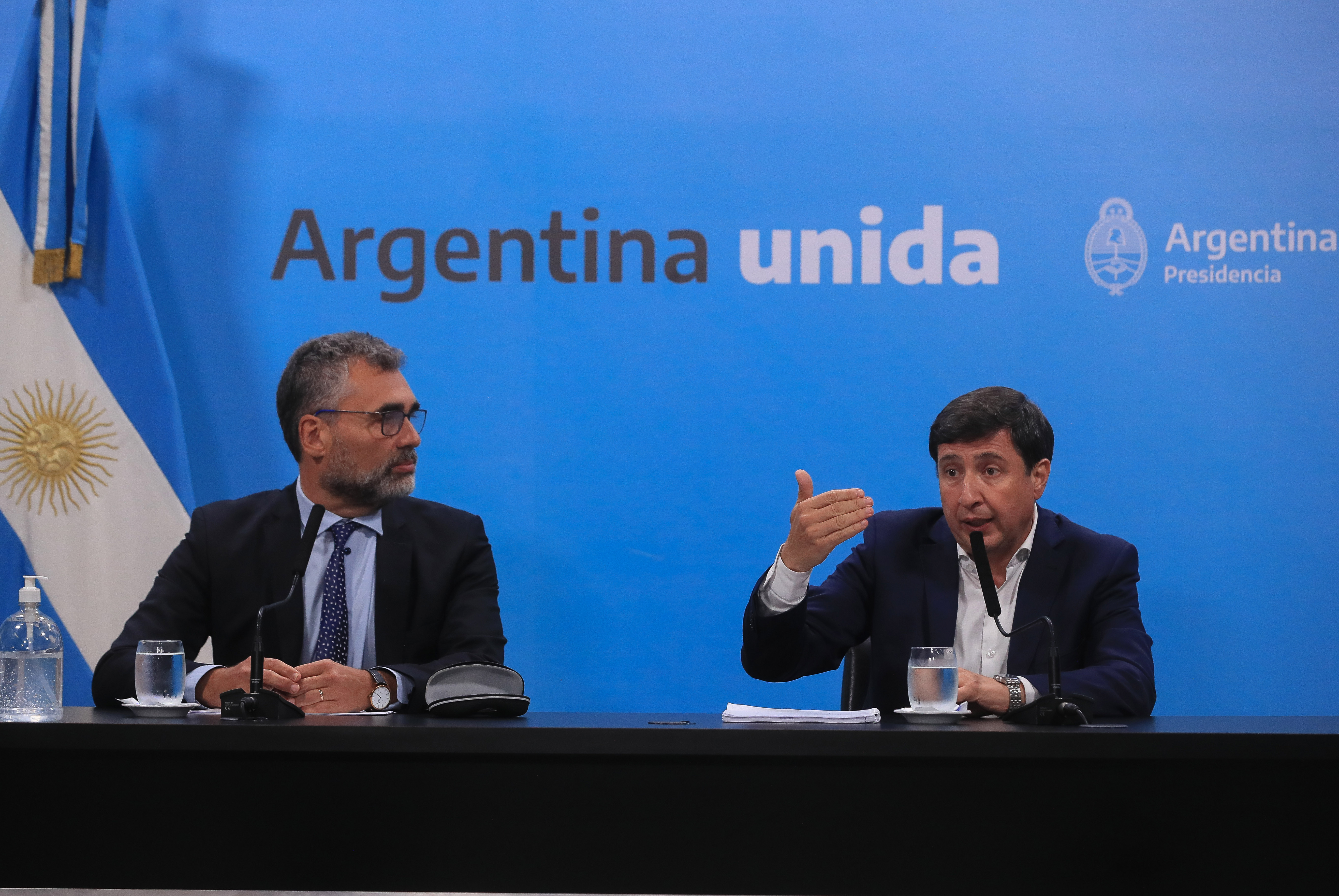 El Gobierno anunció bonos para beneficiarios de AUH, planes sociales y jubilaciones y pensiones mínimas