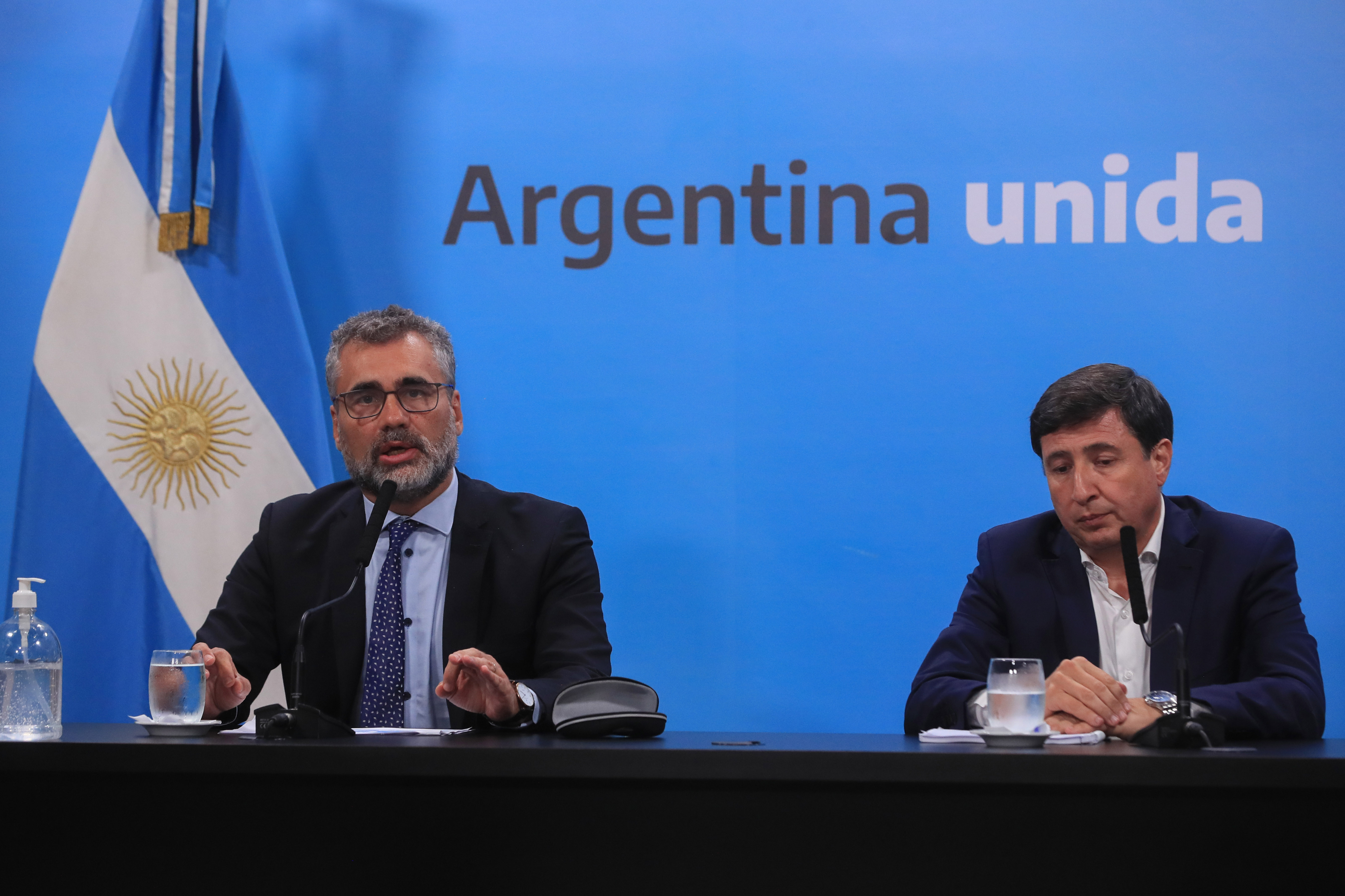 El Gobierno anunció bonos para beneficiarios de AUH, planes sociales y jubilaciones y pensiones mínimas