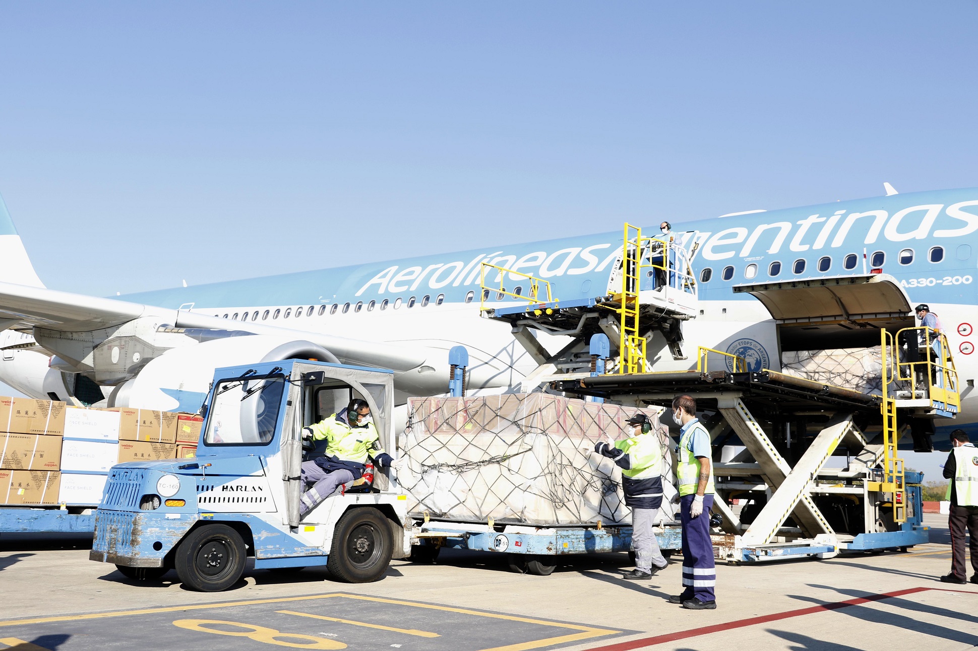 Coronavirus: Llegó al país el segundo vuelo de Aerolíneas Argentinas con insumos sanitarios desde China