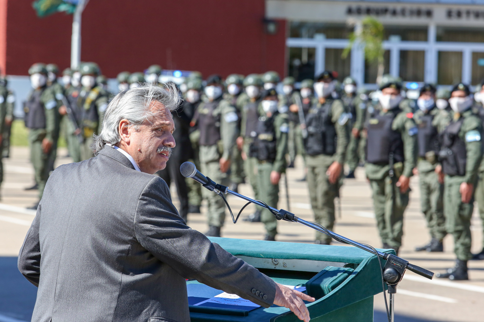 El Presidente agradeció la labor de las Fuerzas de Seguridad al presentar un contingente de Gendarmería en La Matanza