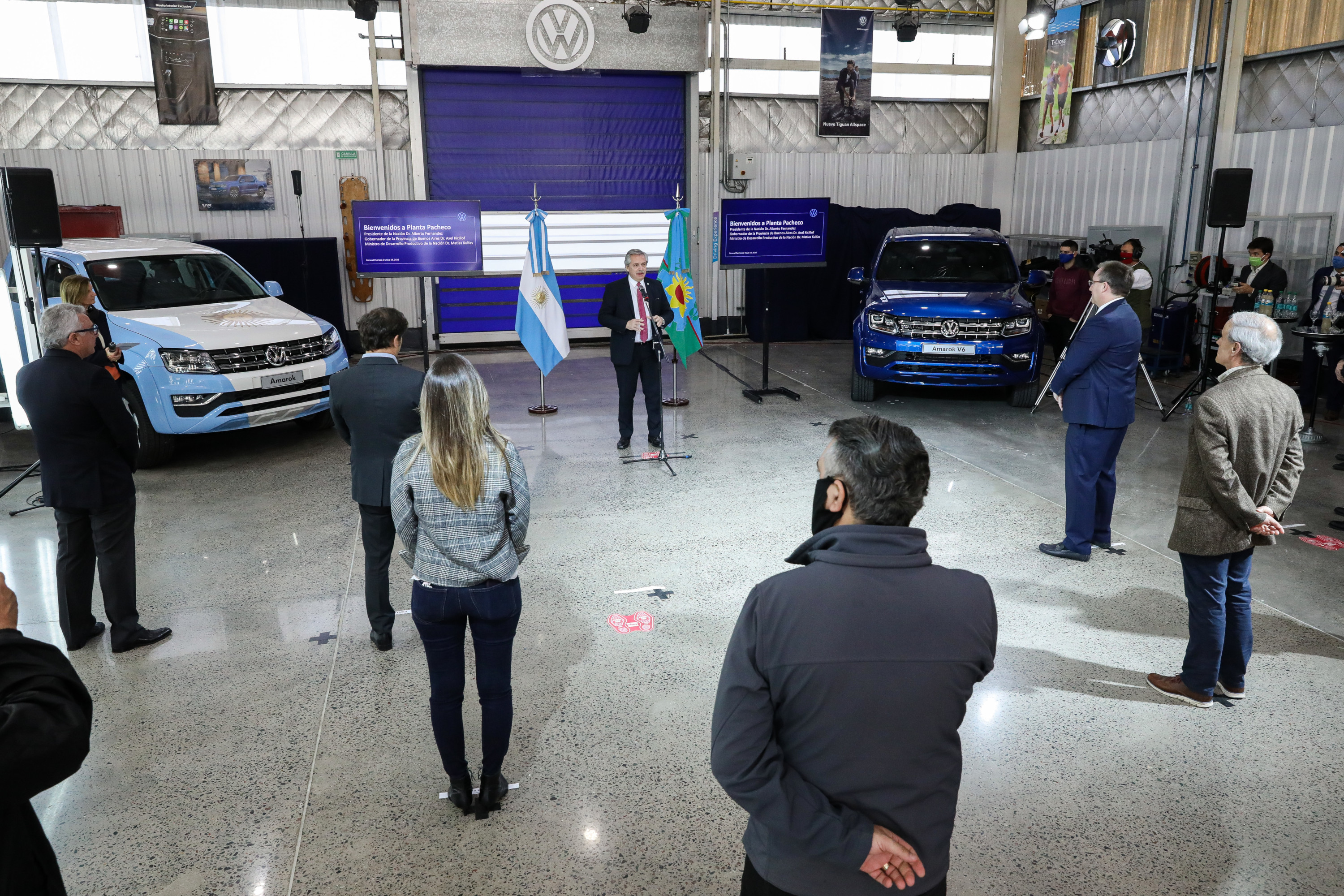 El Presidente visitó la planta de Volkswagen en Tigre, que retomó su producción esta semana