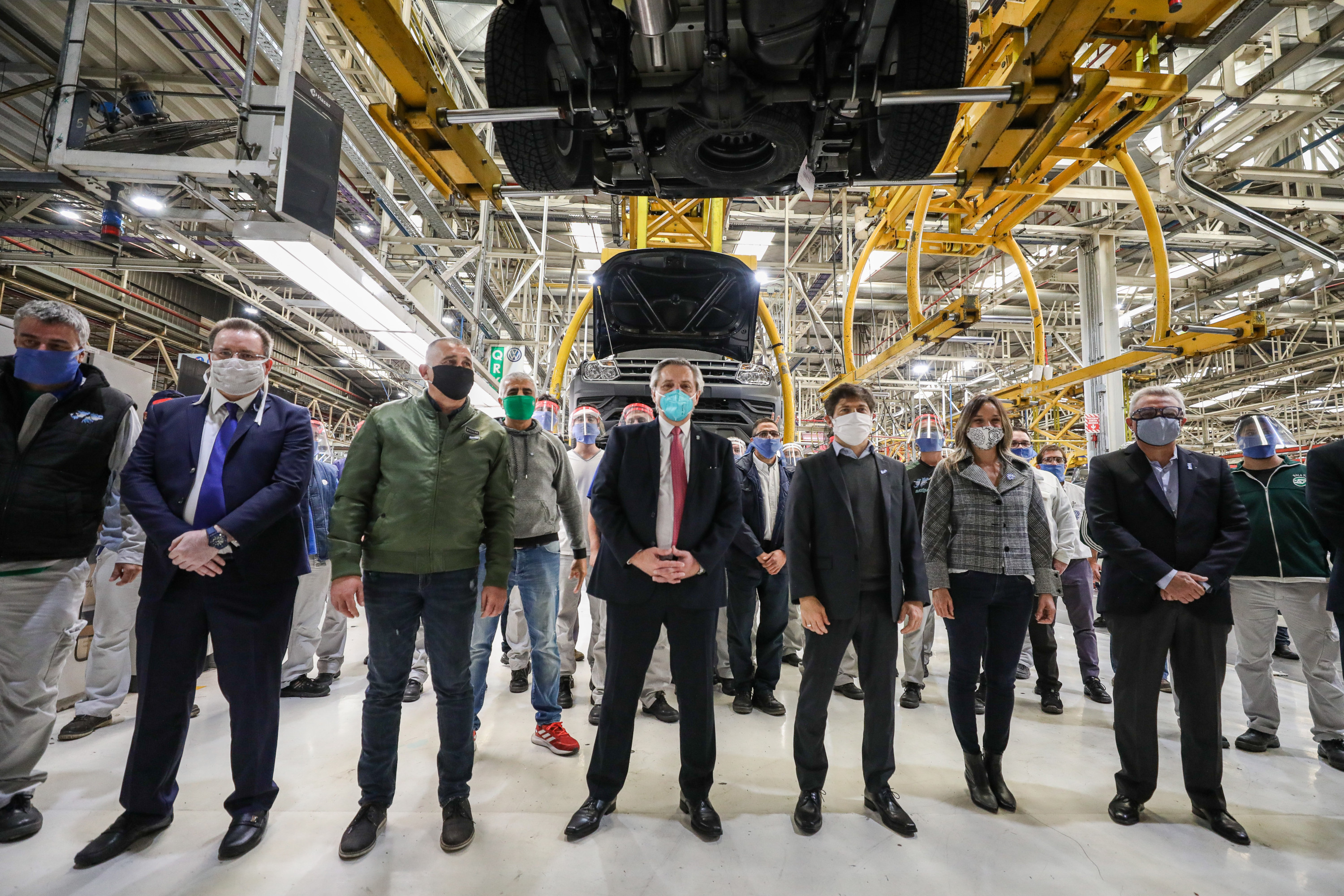 El Presidente visitó la planta de Volkswagen en Tigre, que retomó su producción esta semana