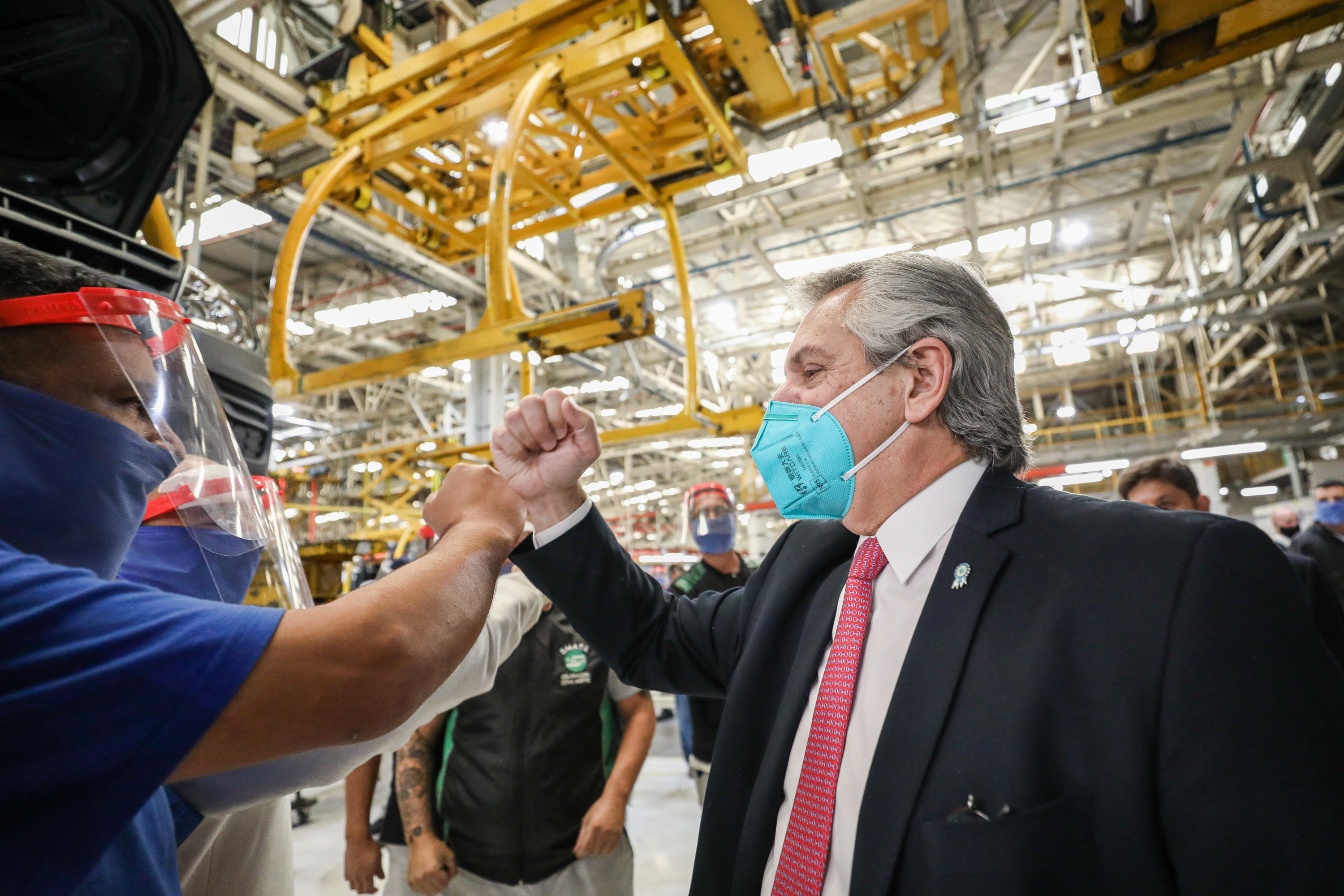 El Presidente visitó la planta de Volkswagen en Tigre, que retomó su producción esta semana