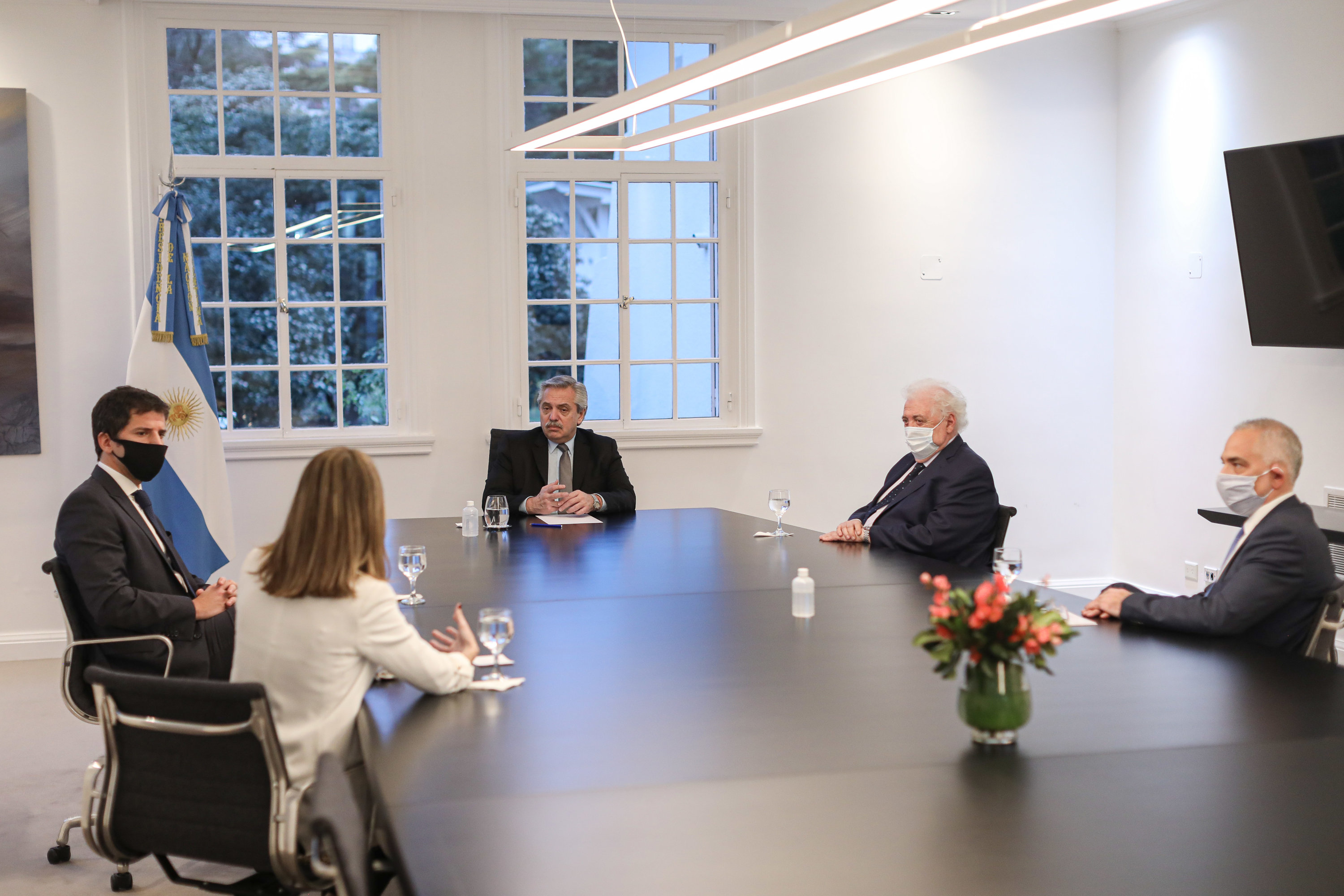 Coronavirus: El Presidente recibió a directivos del laboratorio AstraZeneca que desarrolla una avanzada vacuna junto a la Universidad de Oxford