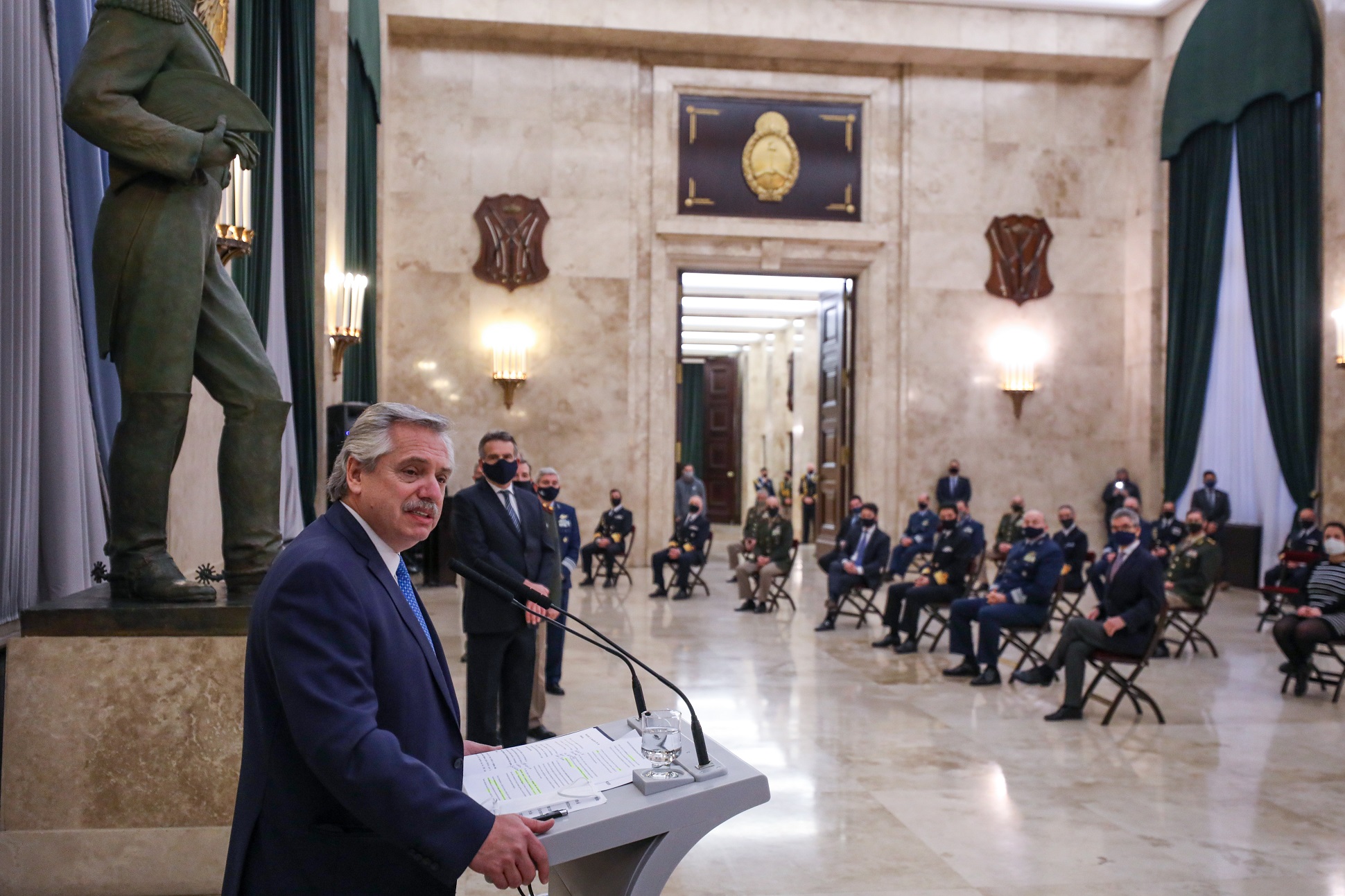 El Presidente agradeció la tarea de las FFAA en el combate al coronavirus y les anunció una regularización salarial