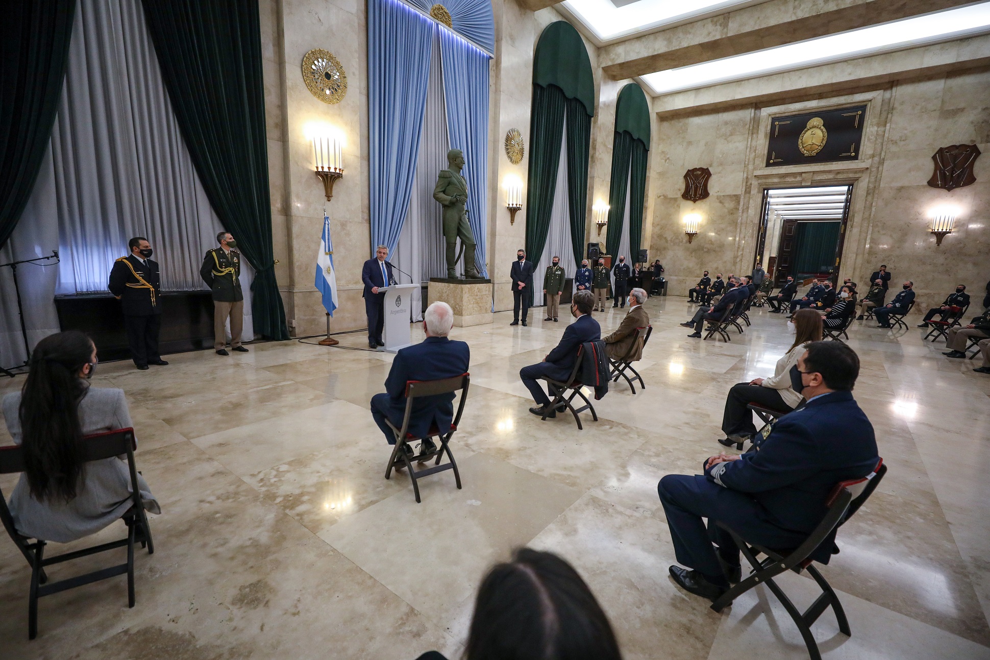 El Presidente agradeció la tarea de las FFAA en el combate al coronavirus y les anunció una regularización salarial