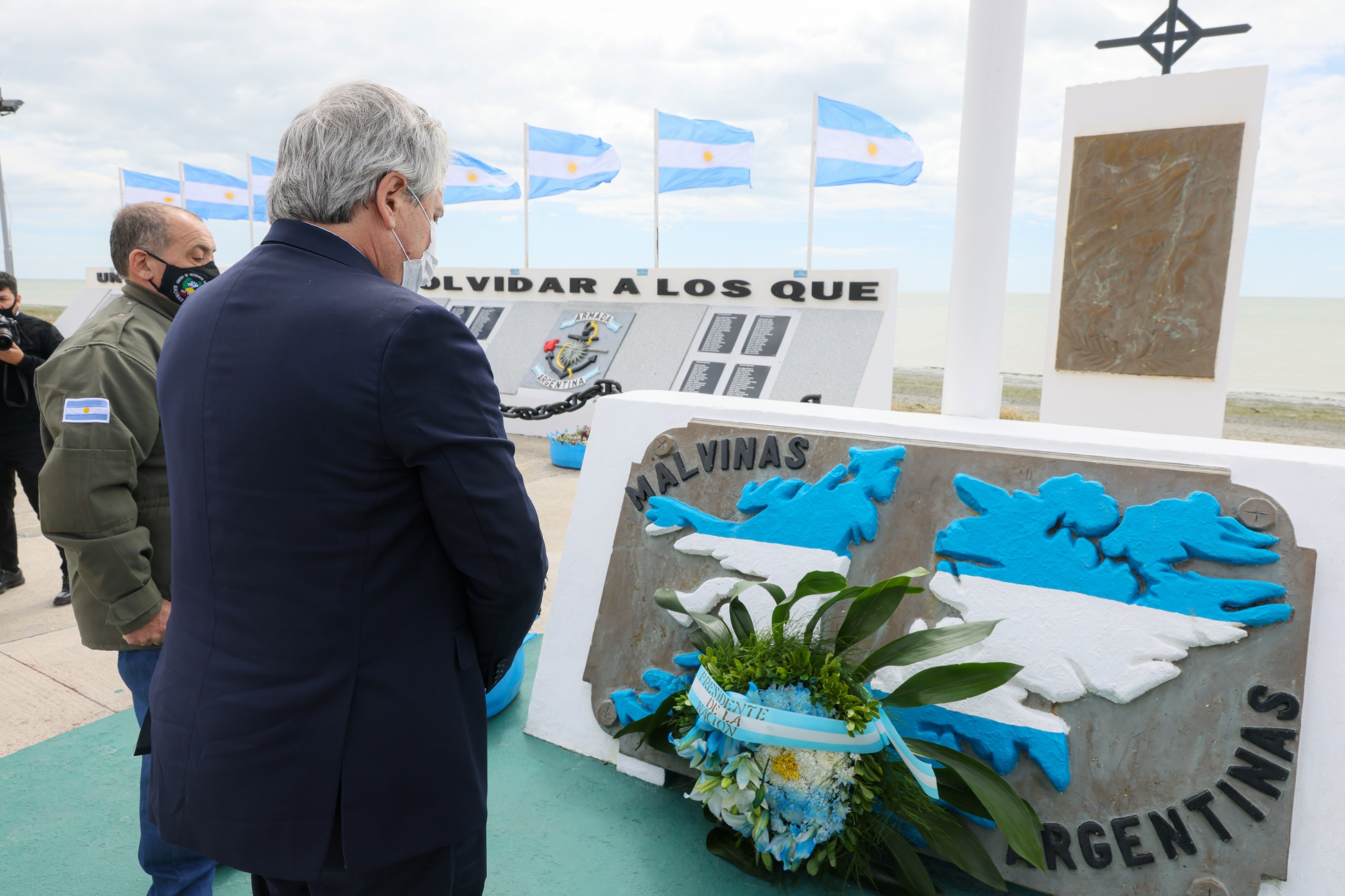 El Presidente colocó una ofrenda floral en el Monumento a los Héroes de Malvinas de la ciudad fueguina de Río Grande