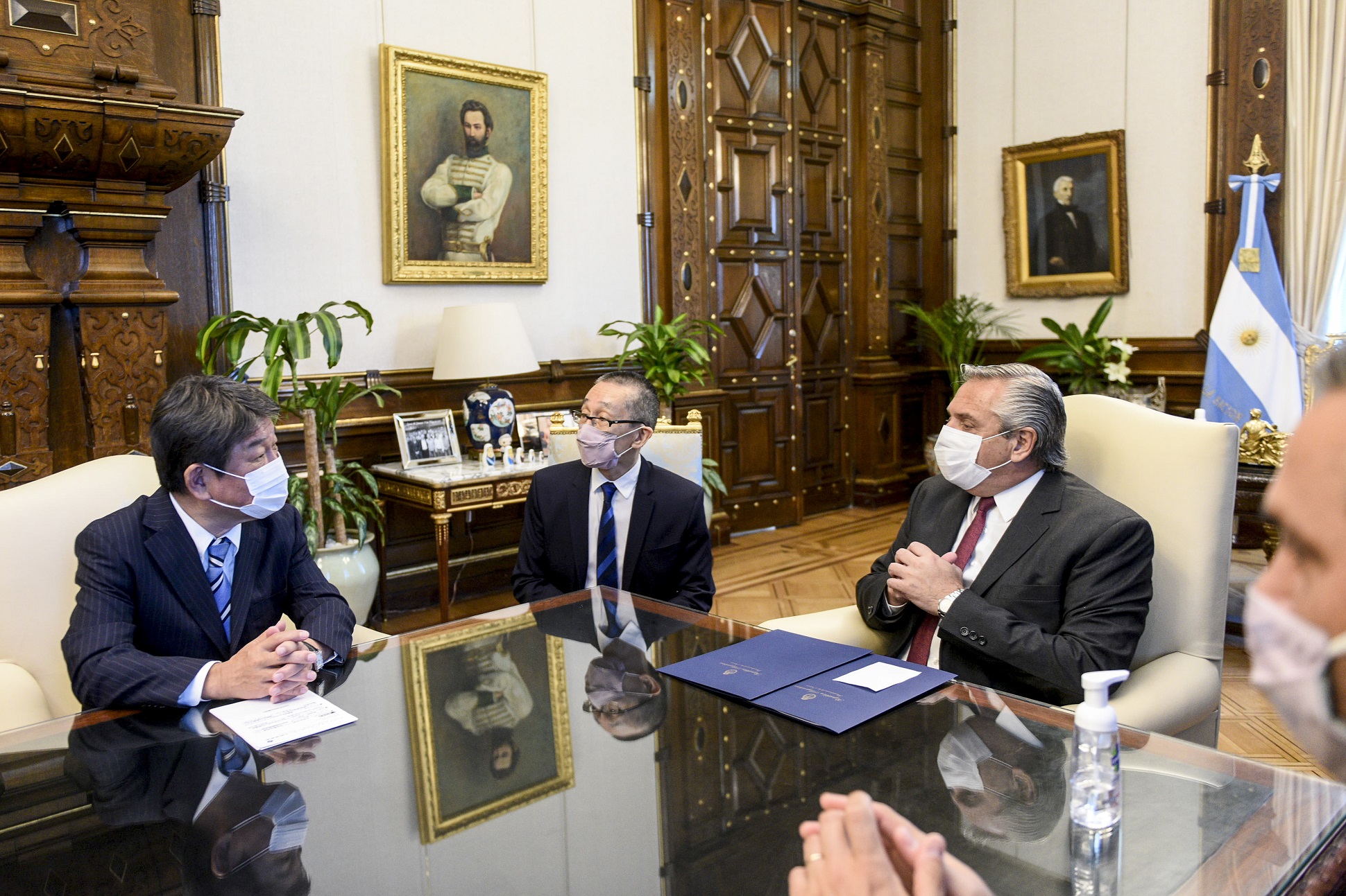 El Presidente se reunió con el ministro de Asuntos Exteriores de Japón y acordaron estrechar vínculos entre ambas naciones