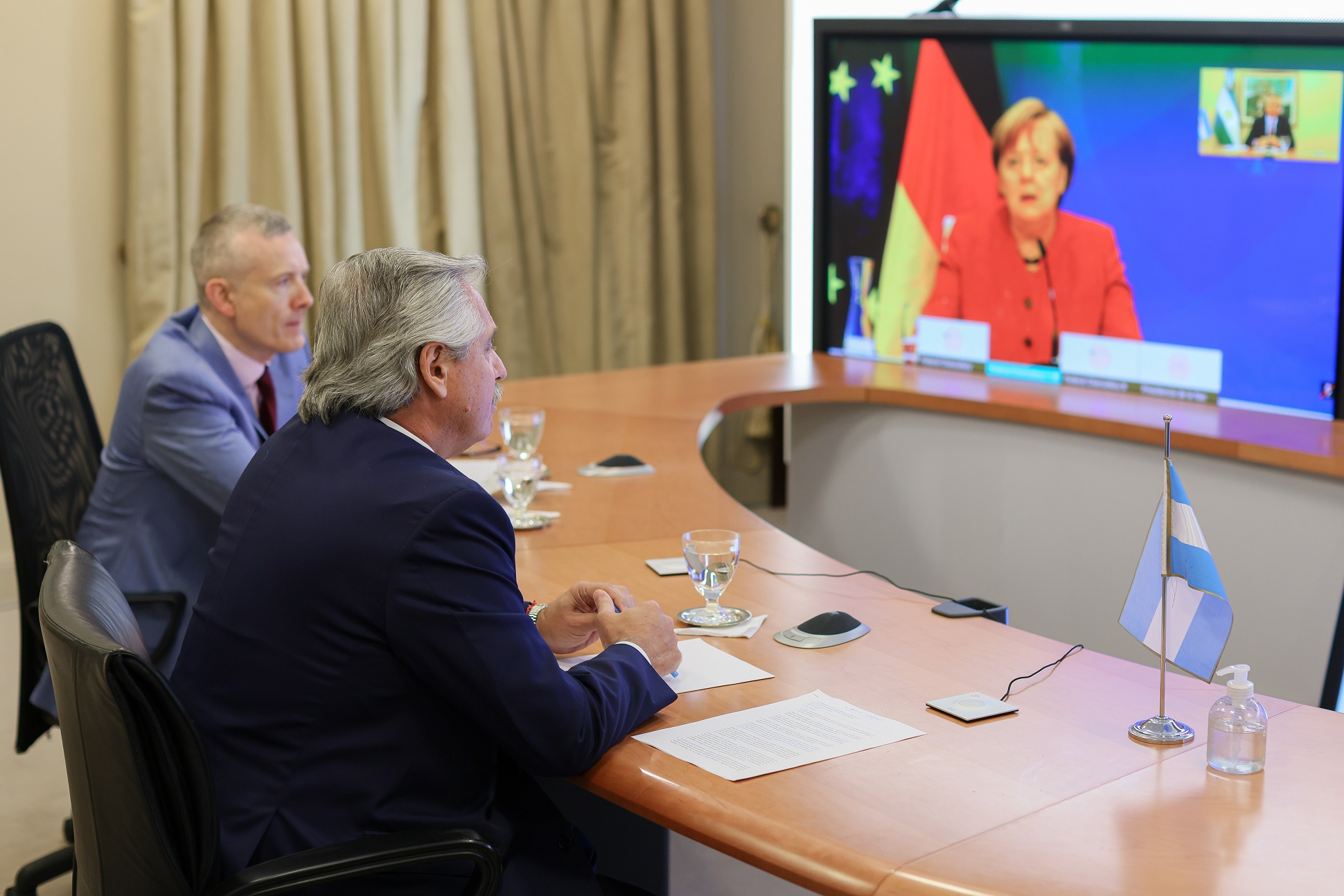 El Presidente mantuvo una comunicación con la canciller alemana Angela Merkel