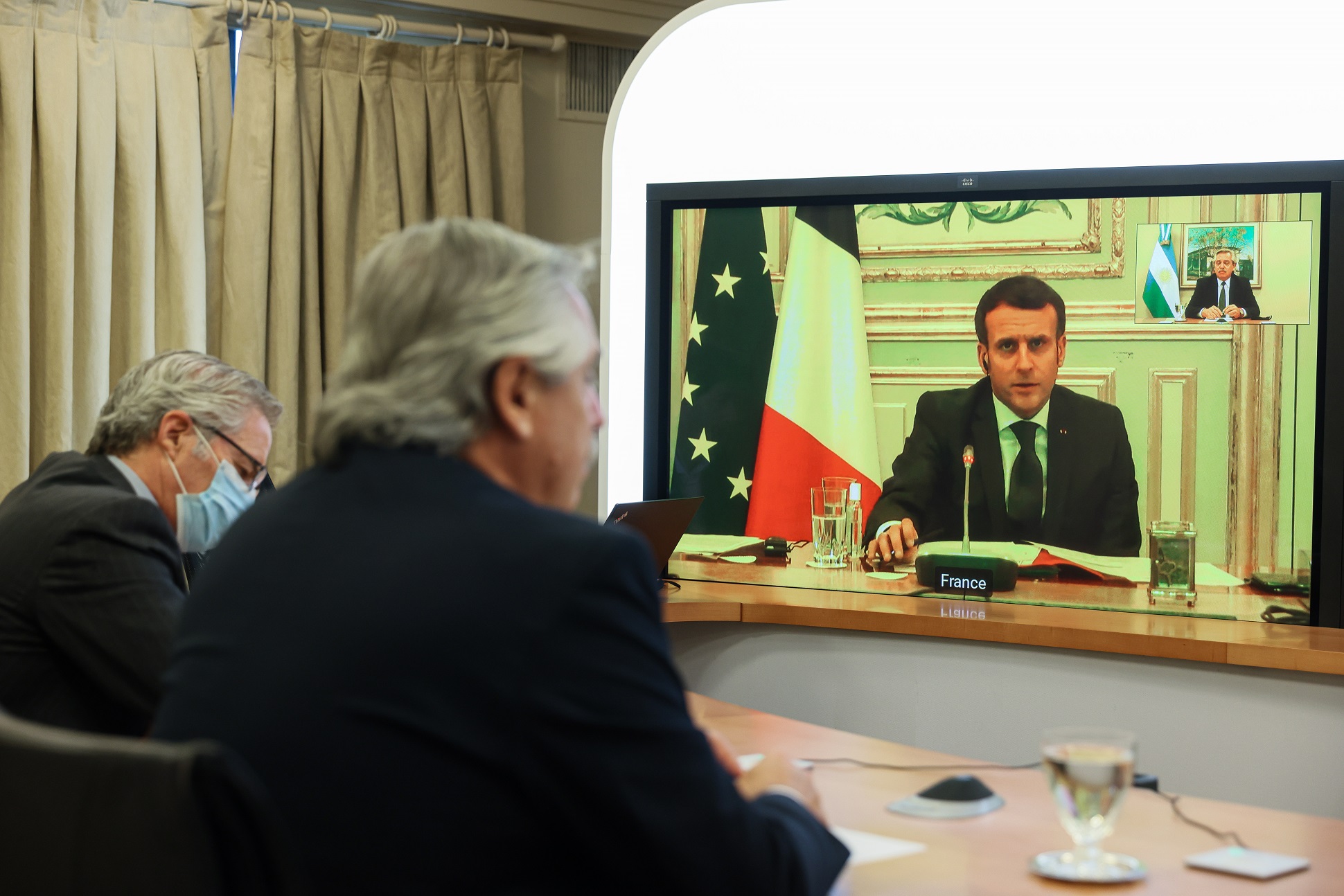 El Presidente dialogó con su par de Francia, Emmanuel Macron, y coincidieron en declarar la vacuna contra el COVID-19 como un bien universal