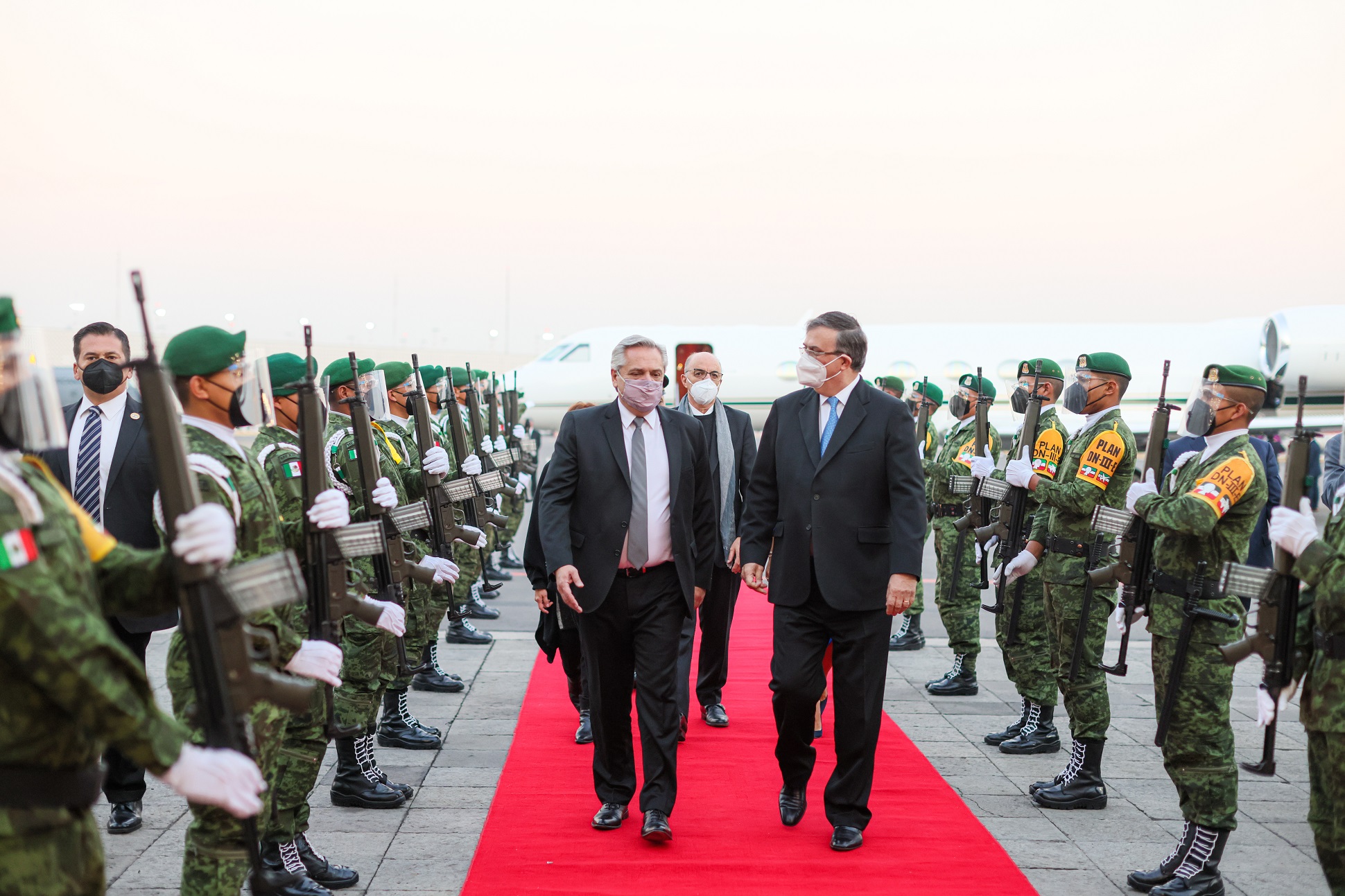 El Presidente arribó a México para participar de las ceremonias por los 200 años de la independencia 