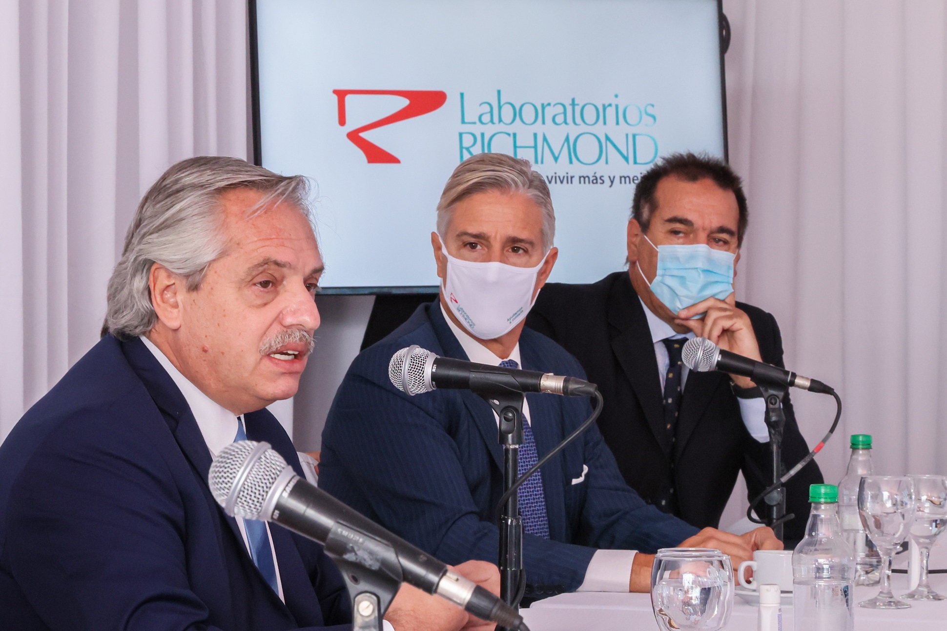 El Presidente visitó la planta del laboratorio Richmond que invertirá 80 millones de dólares en el país