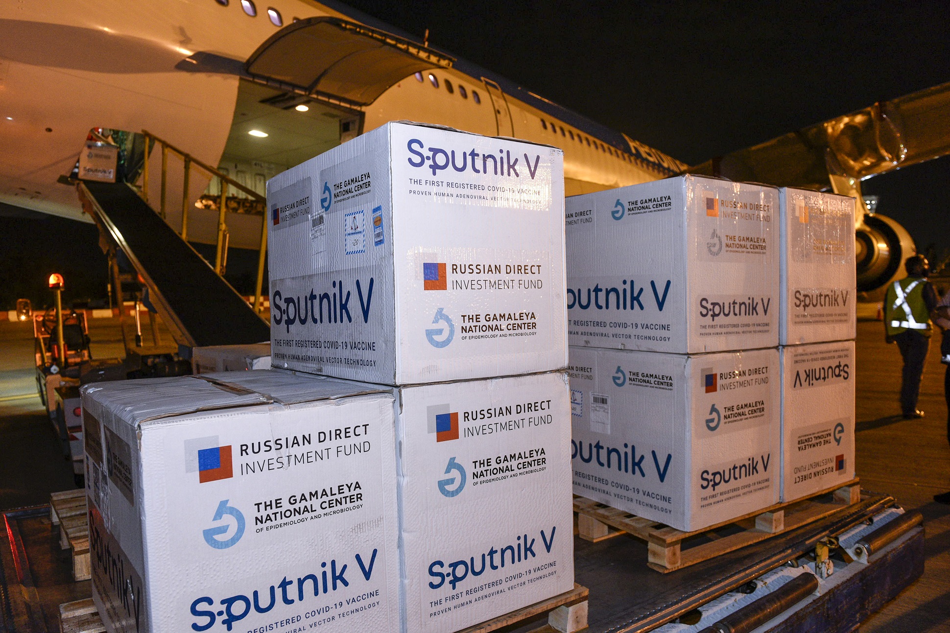 Coronavirus: Arribó el primer avión de Aerolíneas Argentinas con 517.500 dosis de la vacuna Sputnik V