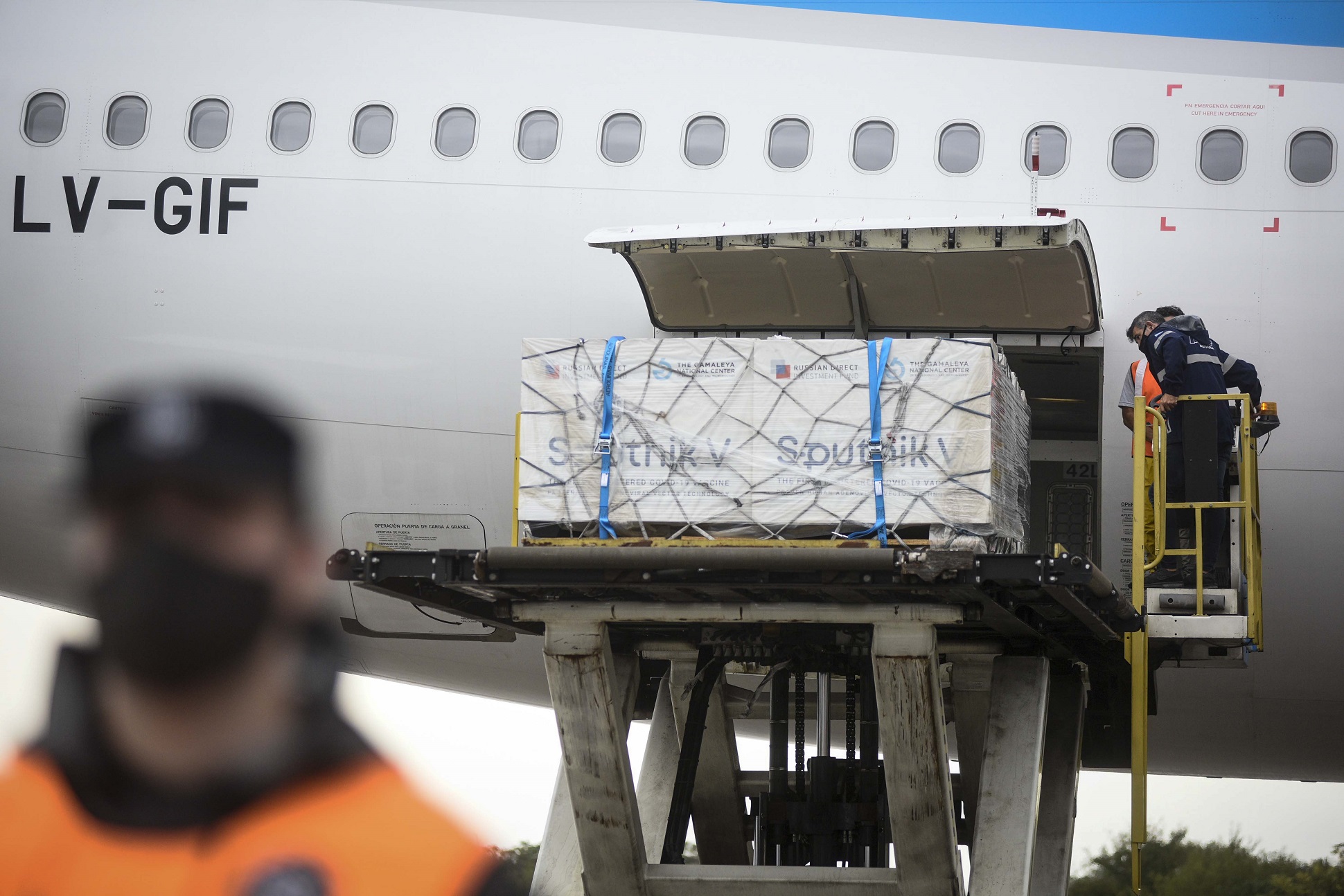 Coronavirus: Arribó otro avión de Aerolíneas Argentinas con 370.000 dosis del componente 1 de la vacuna Sputnik V