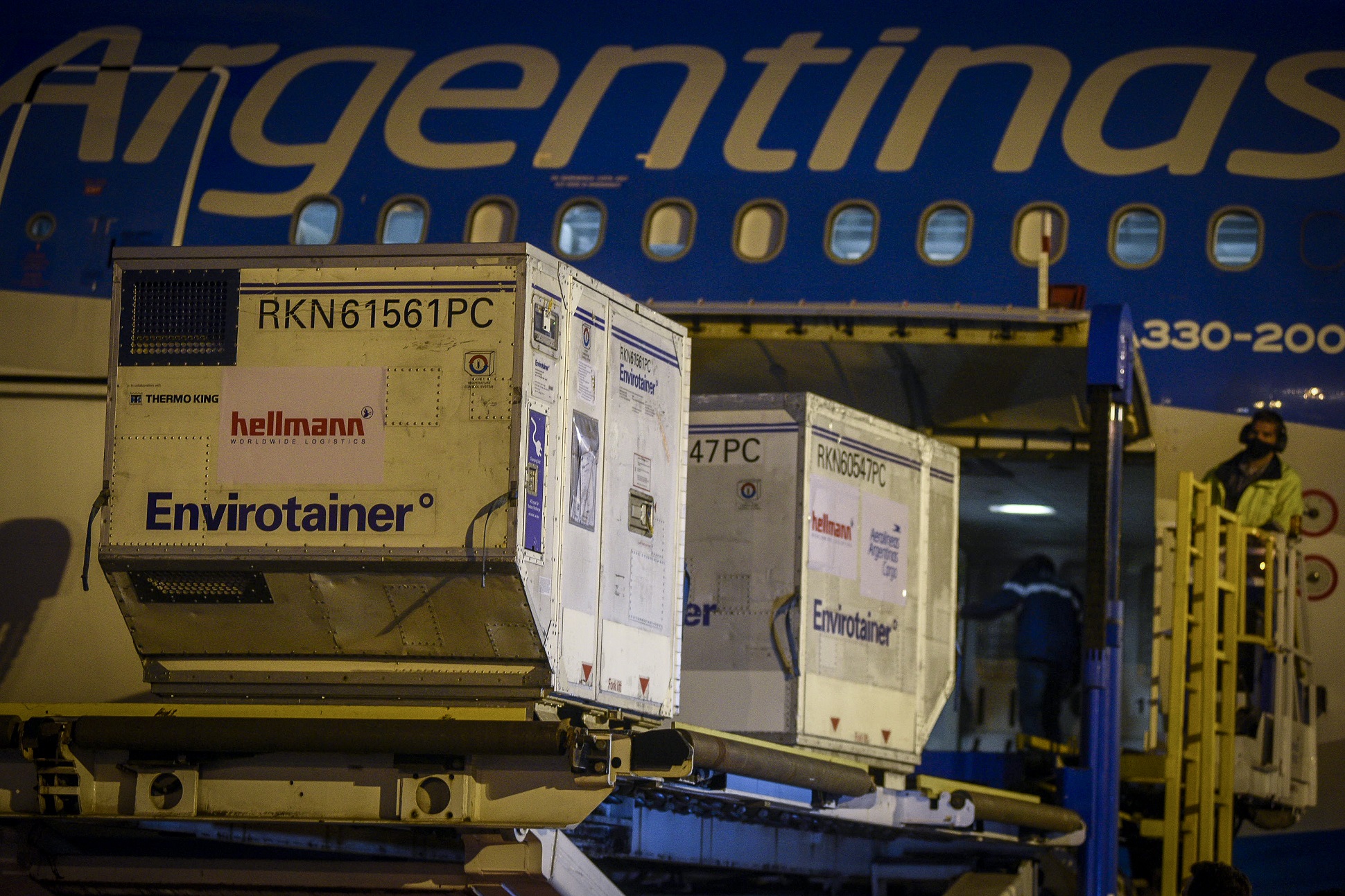 Coronavirus: arribó a las 18.17 horas el vuelo de Aerolíneas Argentinas con 384 mil vacunas Sinopharm