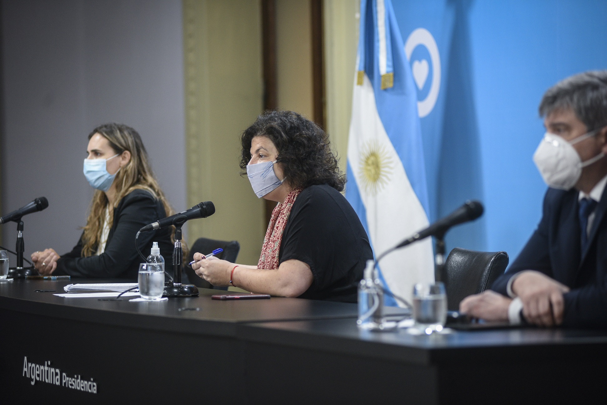 “Necesitamos disminuir la circulación de personas para disminuir la transmisión del virus”, señaló la ministra de Salud