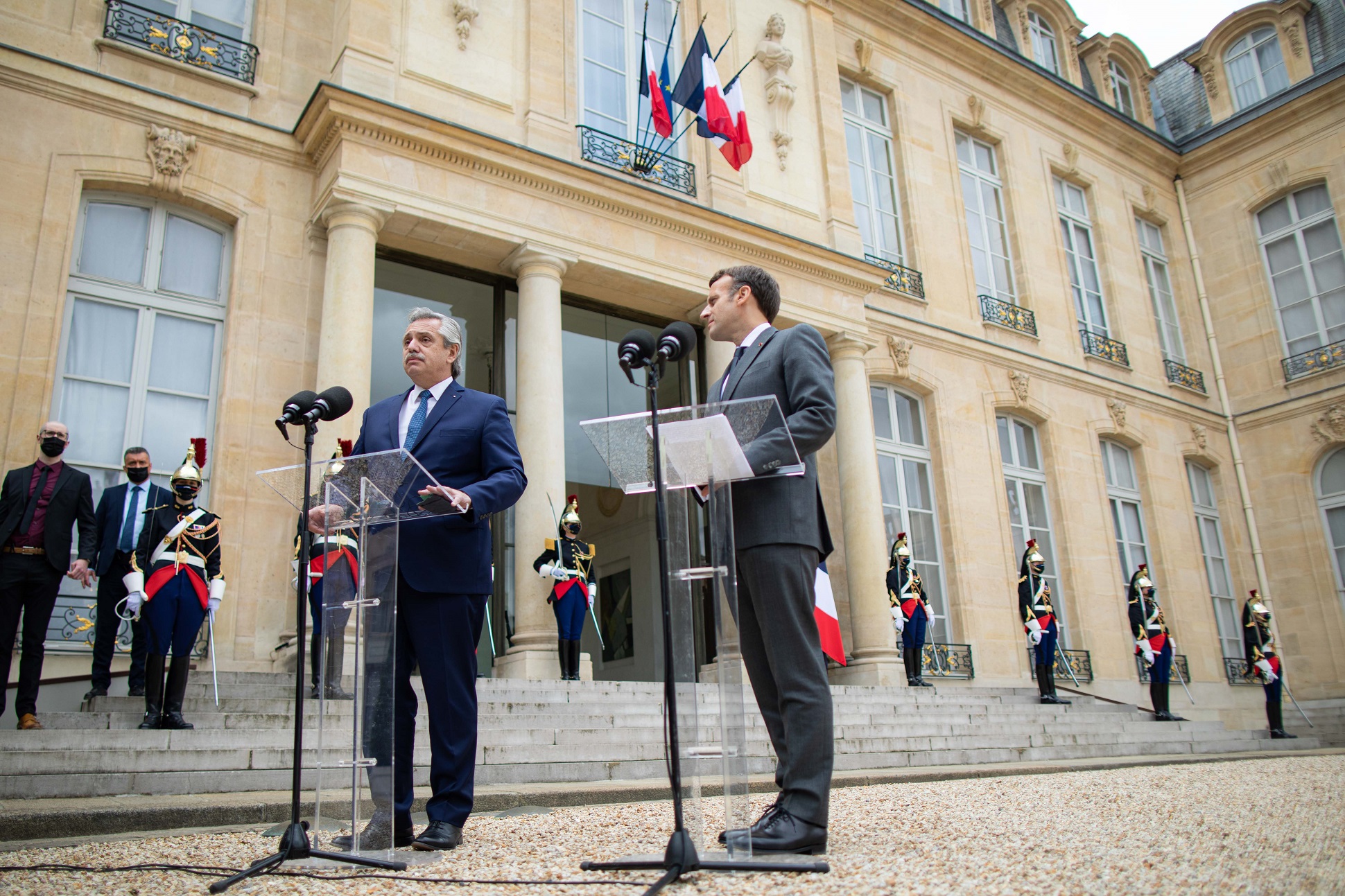 Macron a Alberto Fernández: “Sé cuáles son los esfuerzos que desempeña, señor Presidente. Francia está a su lado”