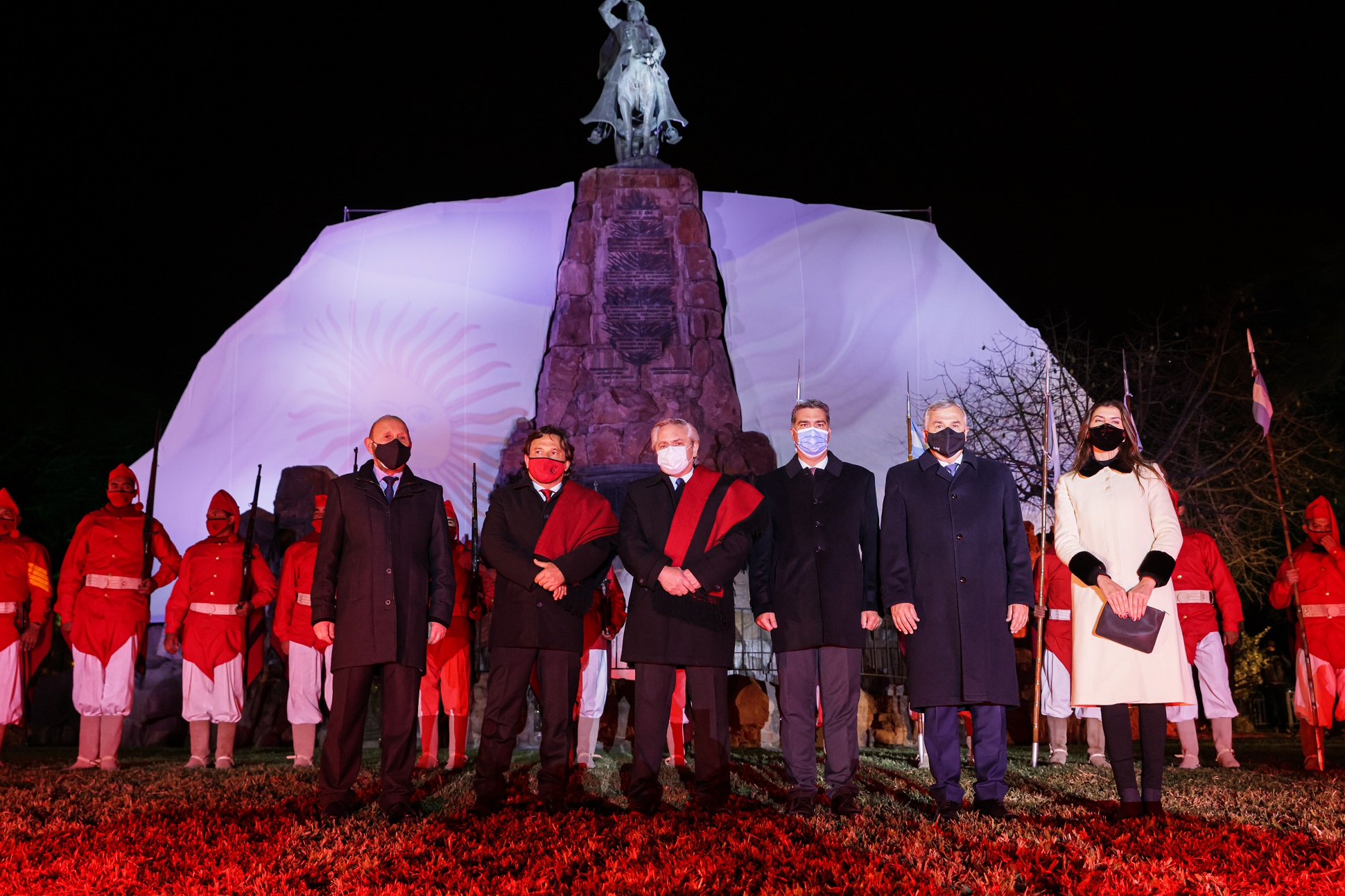 El Presidente participó esta medianoche en Salta del Toque de Silencio en honor al general Güemes, al cumplirse 200 años de su muerte  