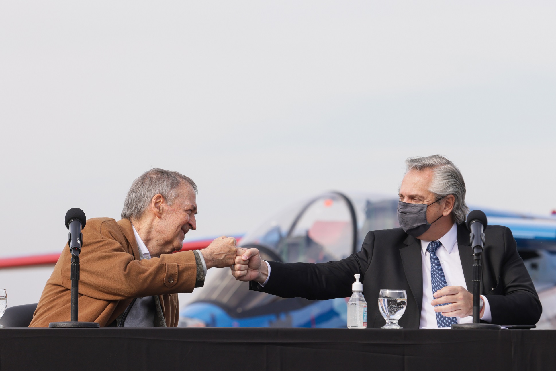 El Presidente encabezó en Córdoba la entrega a la Fuerza Aérea de una novedosa versión del Pampa III