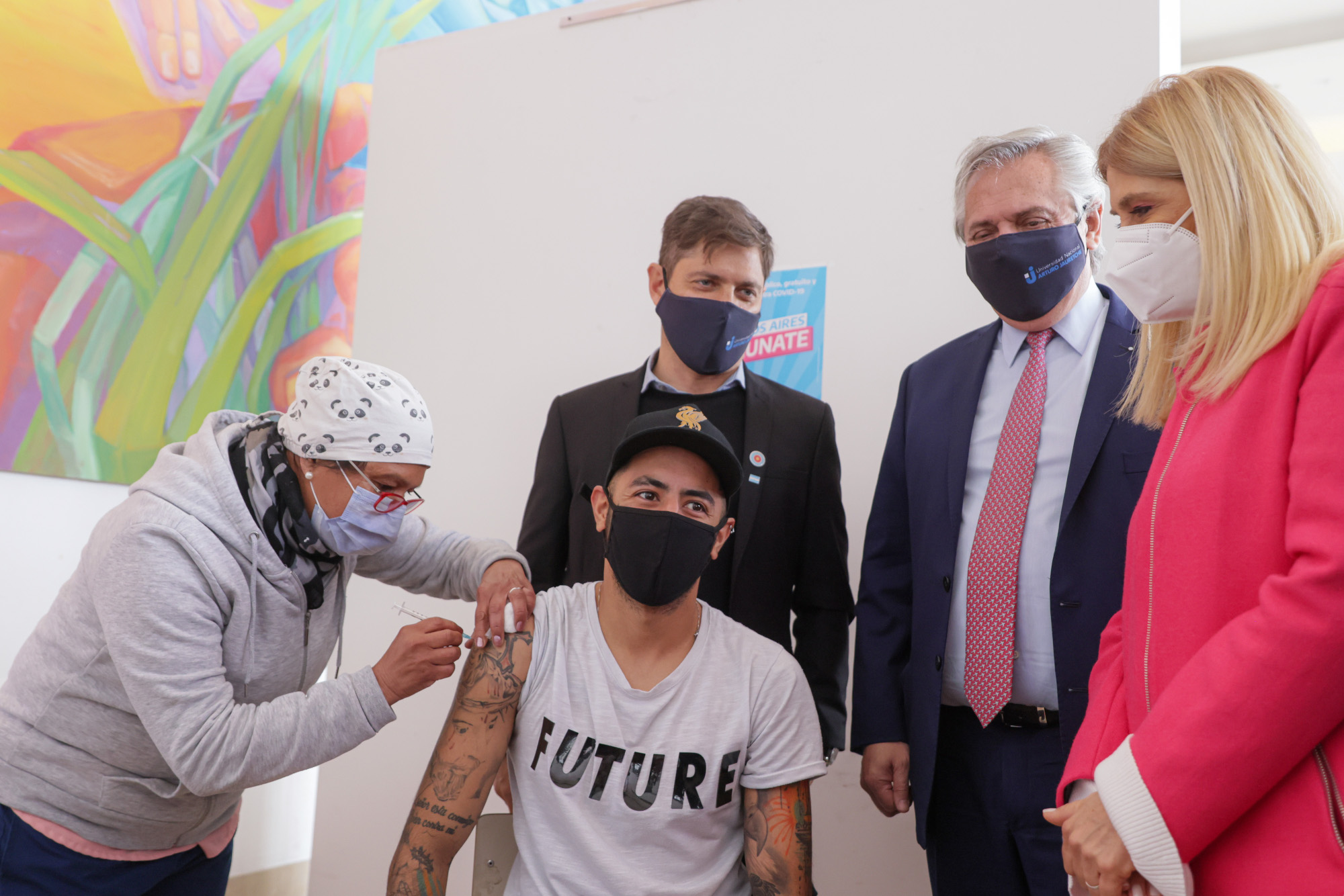 El Presidente visitó un vacunatorio en Florencio Varela en el día en que la Argentina habrá recibido más de 40 millones de dosis