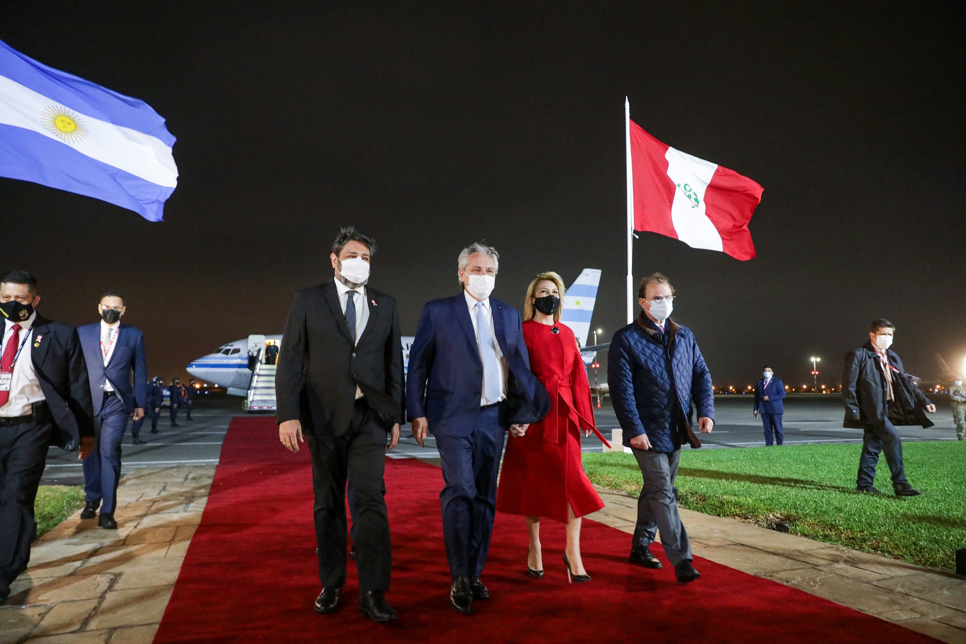 El Presidente llegó a Perú para asistir a la ceremonia de transmisión de mando del presidente electo, José Pedro Castillo Terrones