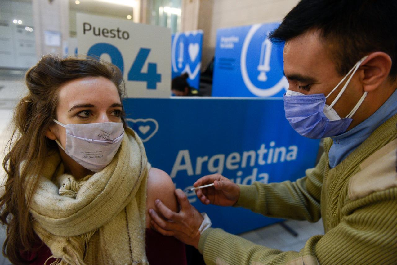 Intenso ritmo en la campaña de inmunización: más 400 mil personas fueron vacunadas en un solo día en la Argentina