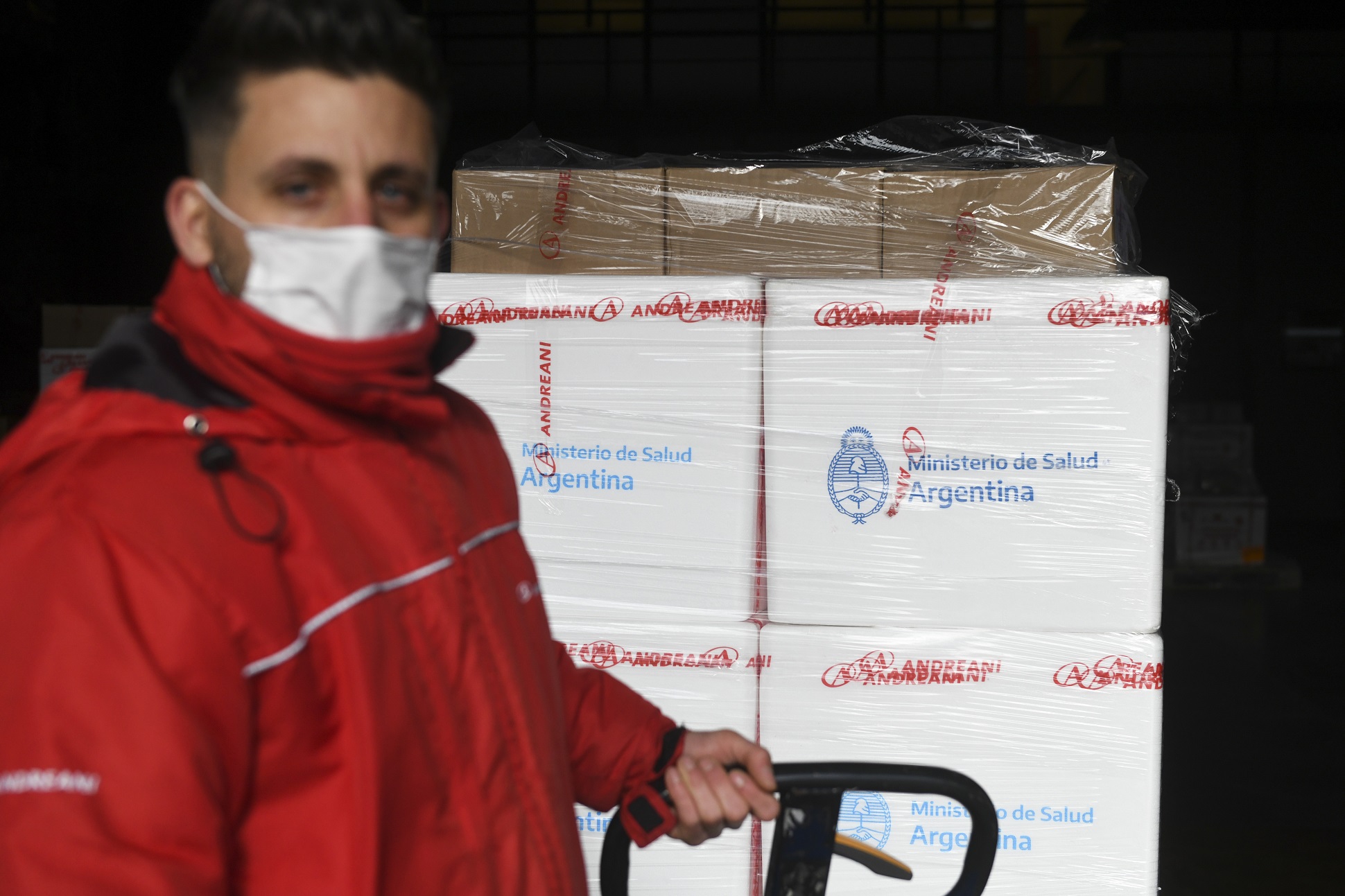 Se utilizarán para combinar vacunas: comenzó la distribución de más de 1,5 millón de dosis de Moderna en todo el país