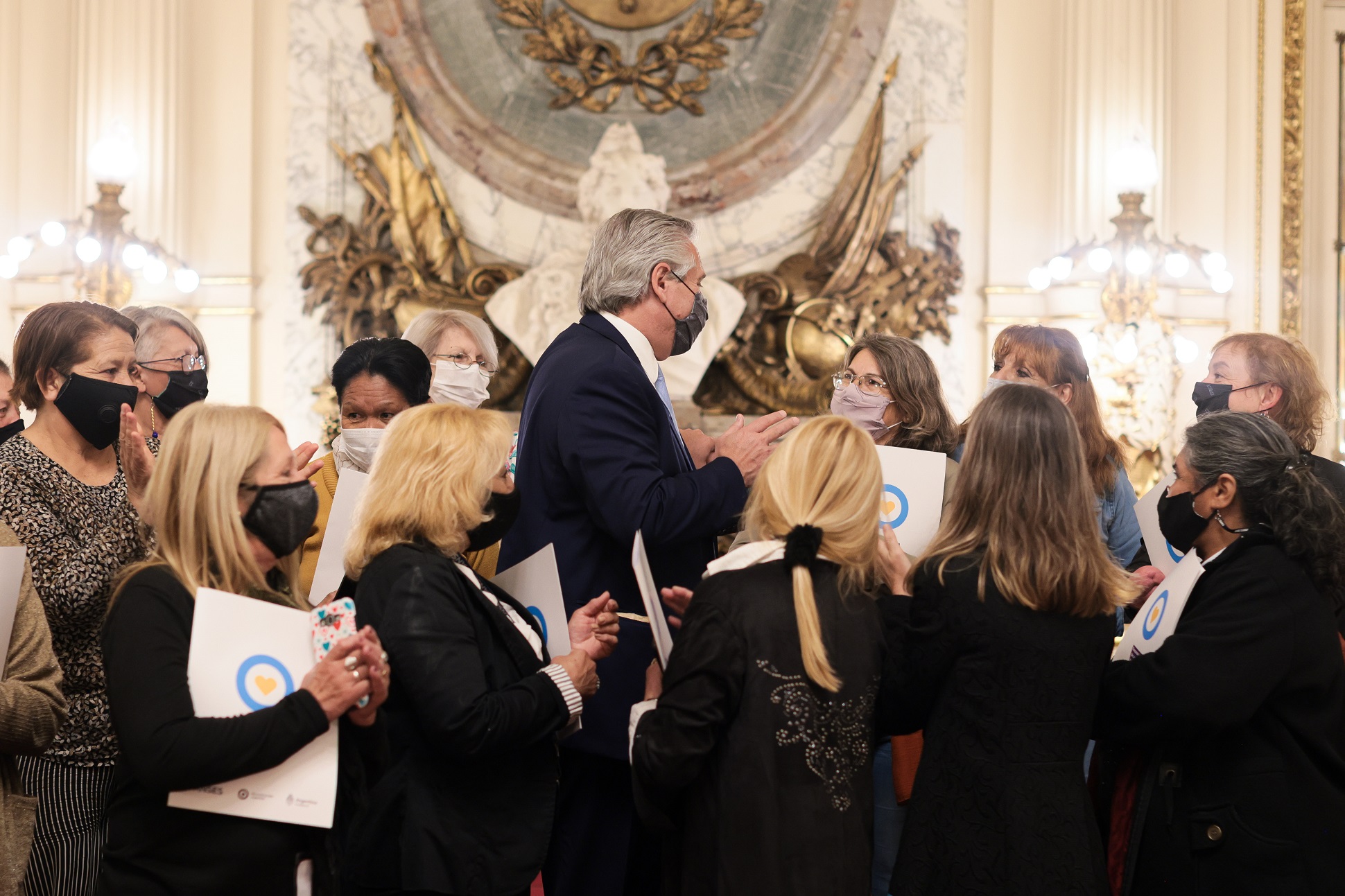 El presidente saludó a las primeras beneficiarias de jubilaciones por Reconocimiento de Aportes de Tareas de Cuidado