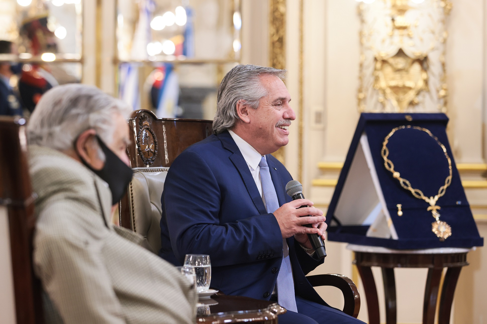 El Presidente otorgó la condecoración del Collar de la Orden del Libertador San Martín al expresidente de Uruguay, José Pepe Mujica