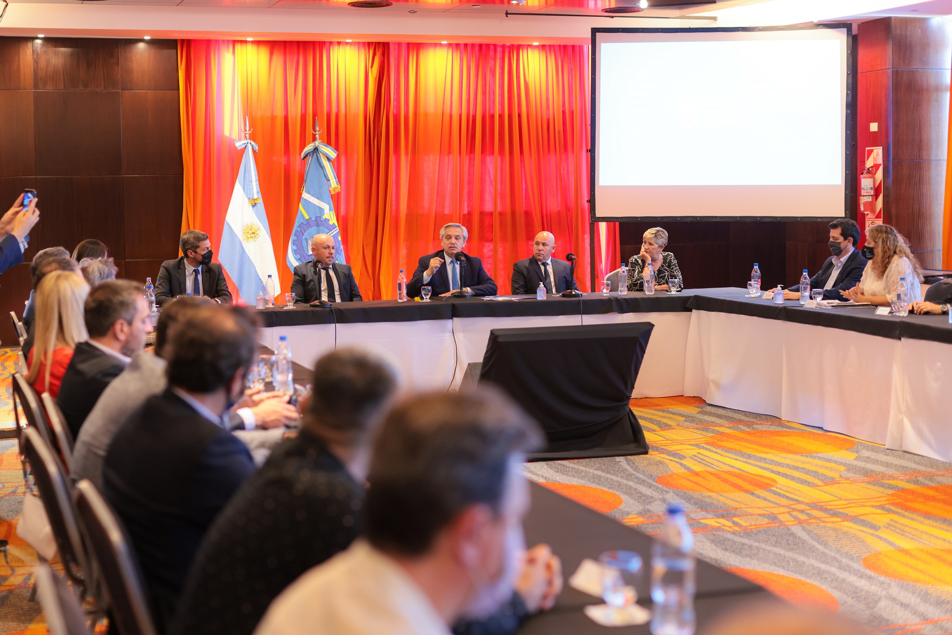 En Puerto Madryn, el Presidente se reunió con representantes del sector turístico y mantuvo un encuentro con empresarios de Aluar