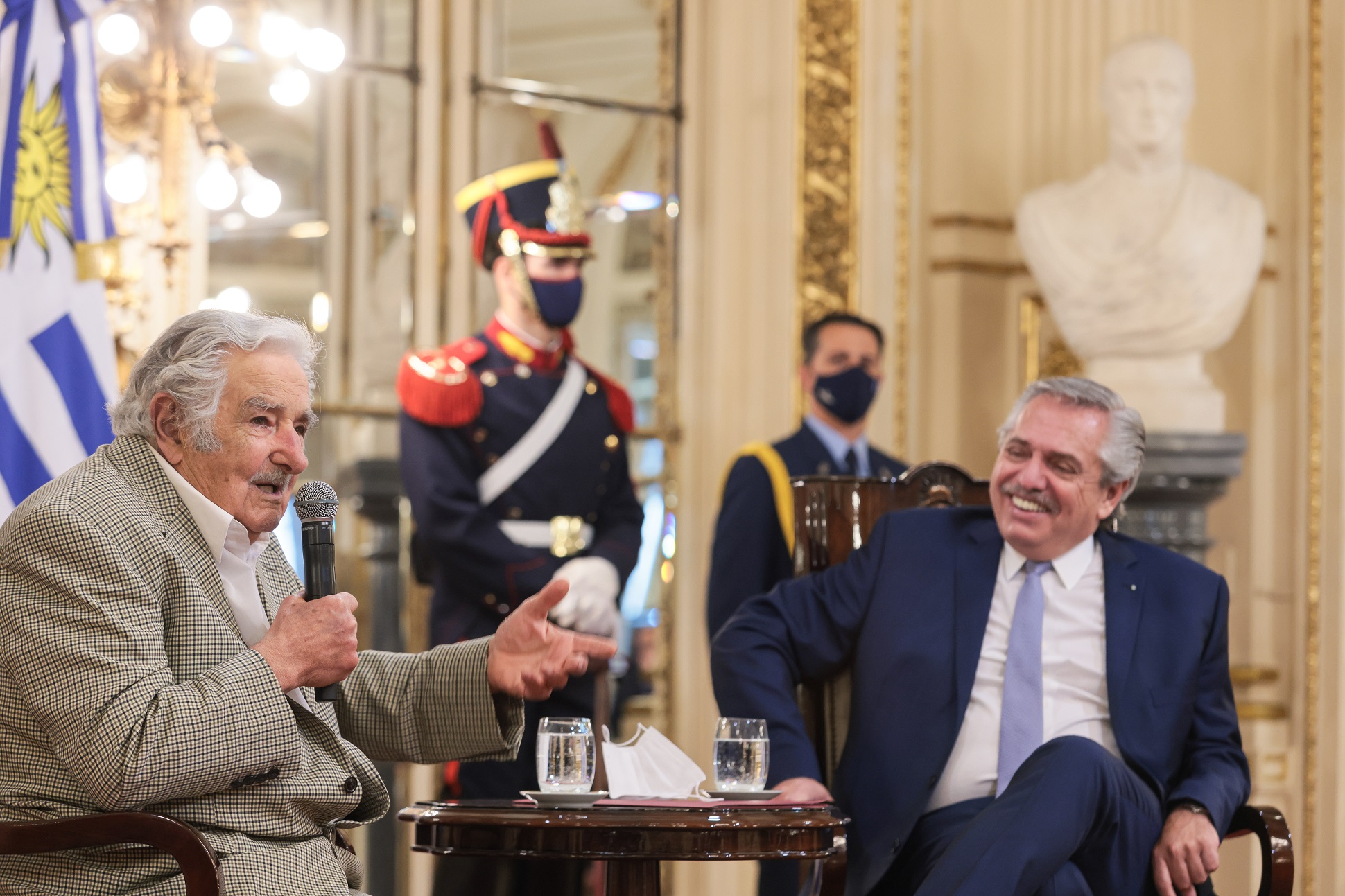 El Presidente otorgó la condecoración del Collar de la Orden del Libertador San Martín al expresidente de Uruguay, José Pepe Mujica