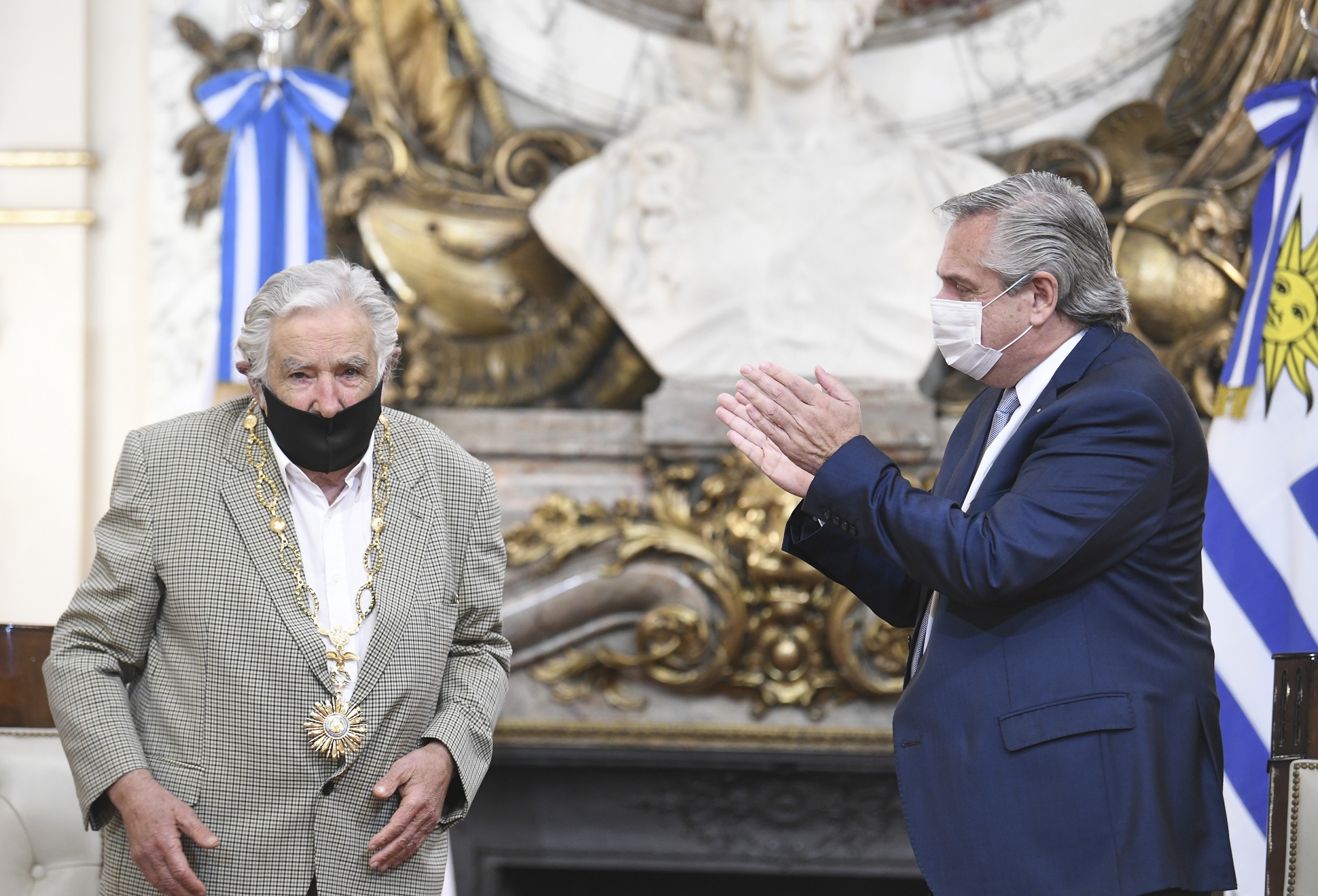 El Presidente otorgó la condecoración del Collar de la Orden del Libertador San Martín al expresidente de Uruguay, José Pepe Mujica