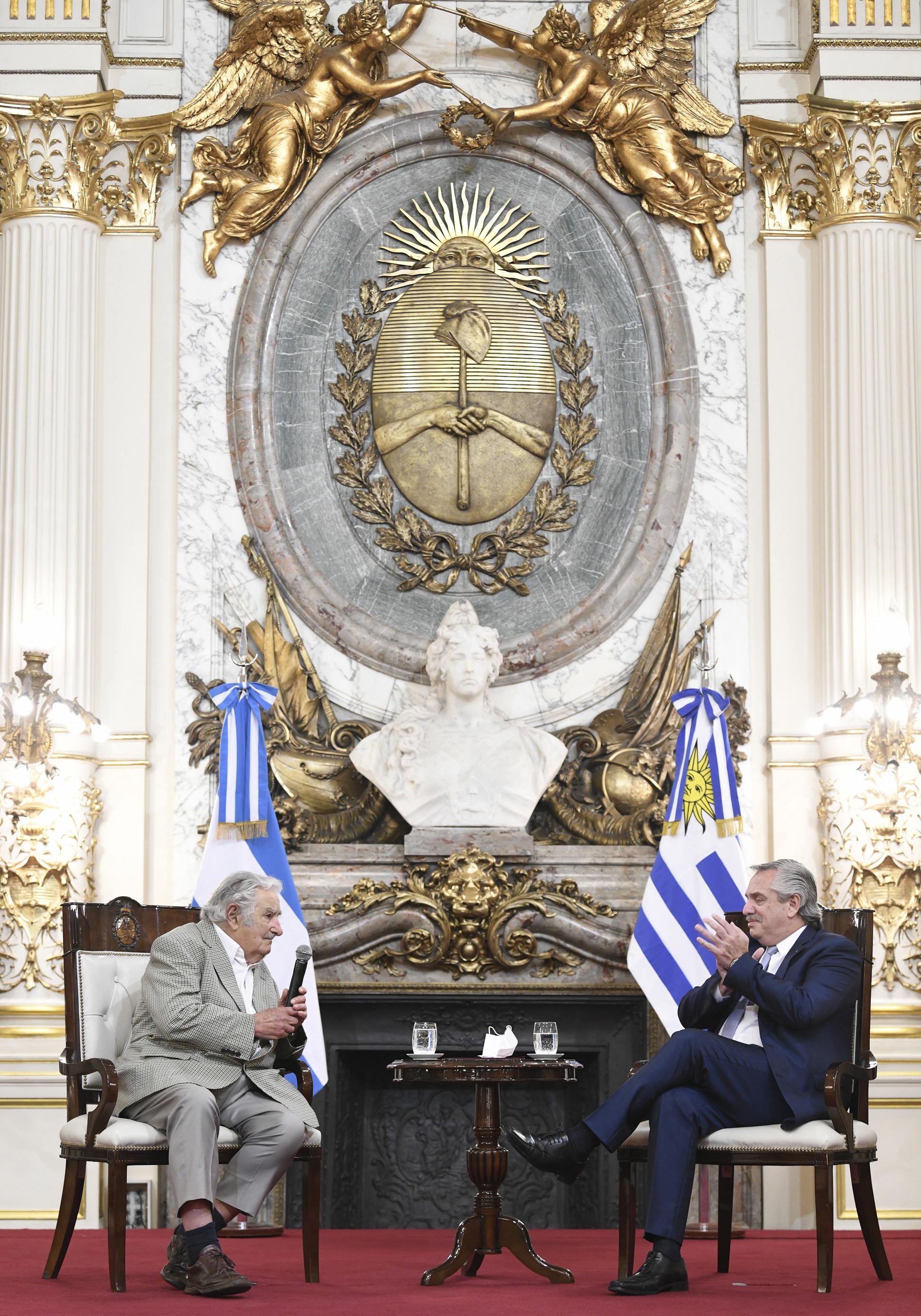 El Presidente otorgó la condecoración del Collar de la Orden del Libertador San Martín al expresidente de Uruguay, José Pepe Mujica