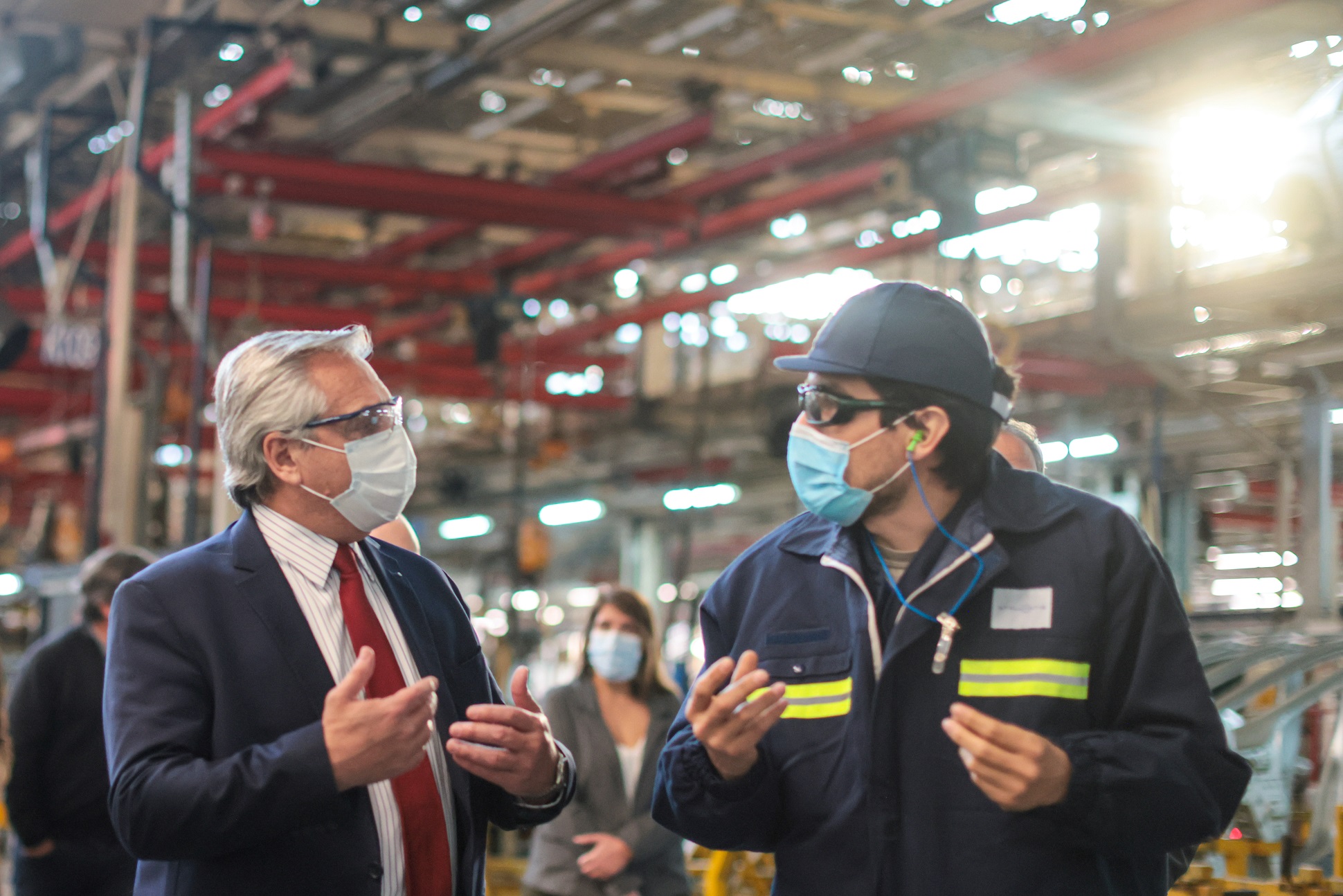 El Presidente visitó la automotriz Stellantis, que sumó un segundo turno de producción de vehículos y 475 nuevos trabajadores