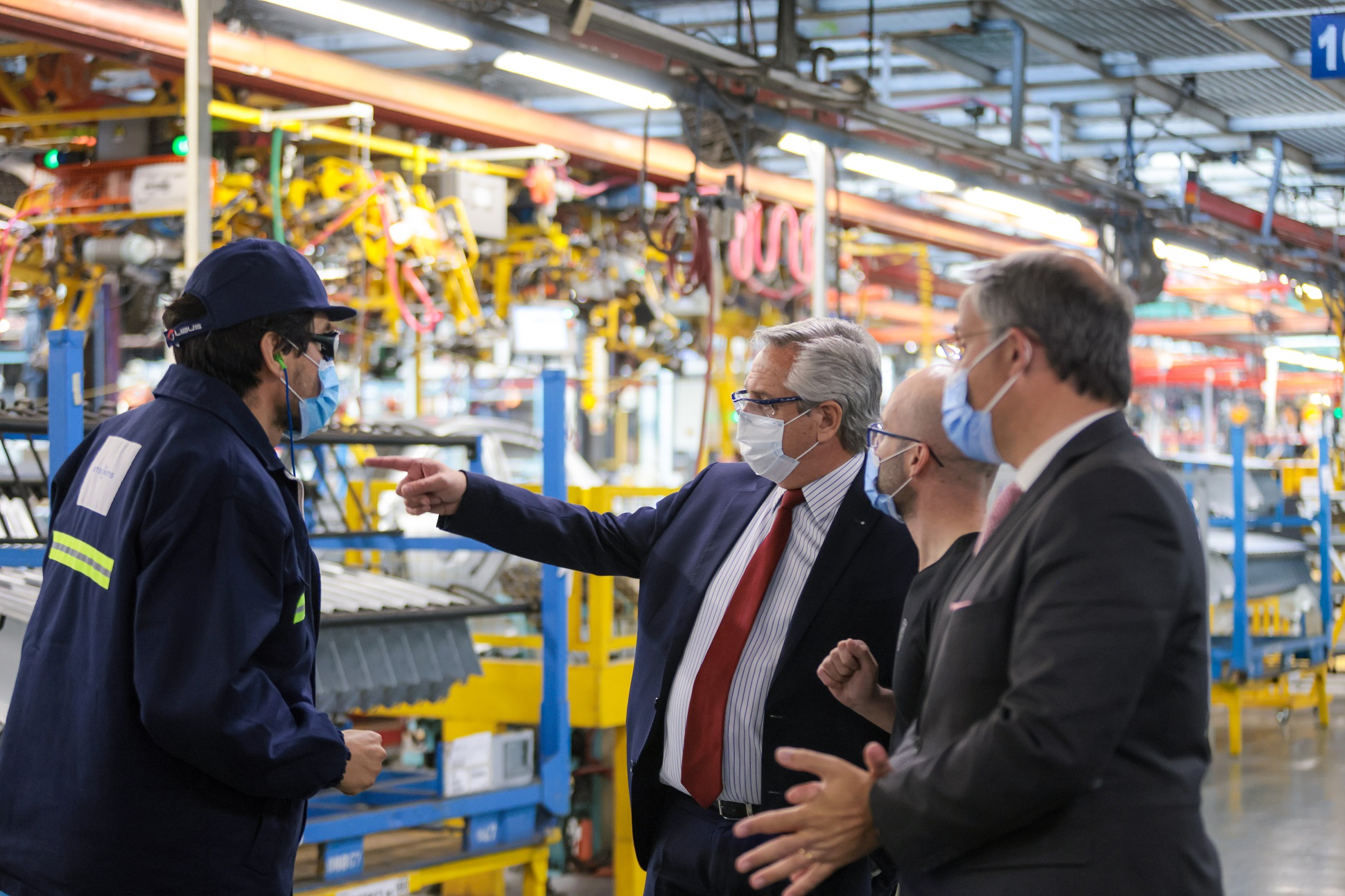 El Presidente visitó la automotriz Stellantis, que sumó un segundo turno de producción de vehículos y 475 nuevos trabajadores