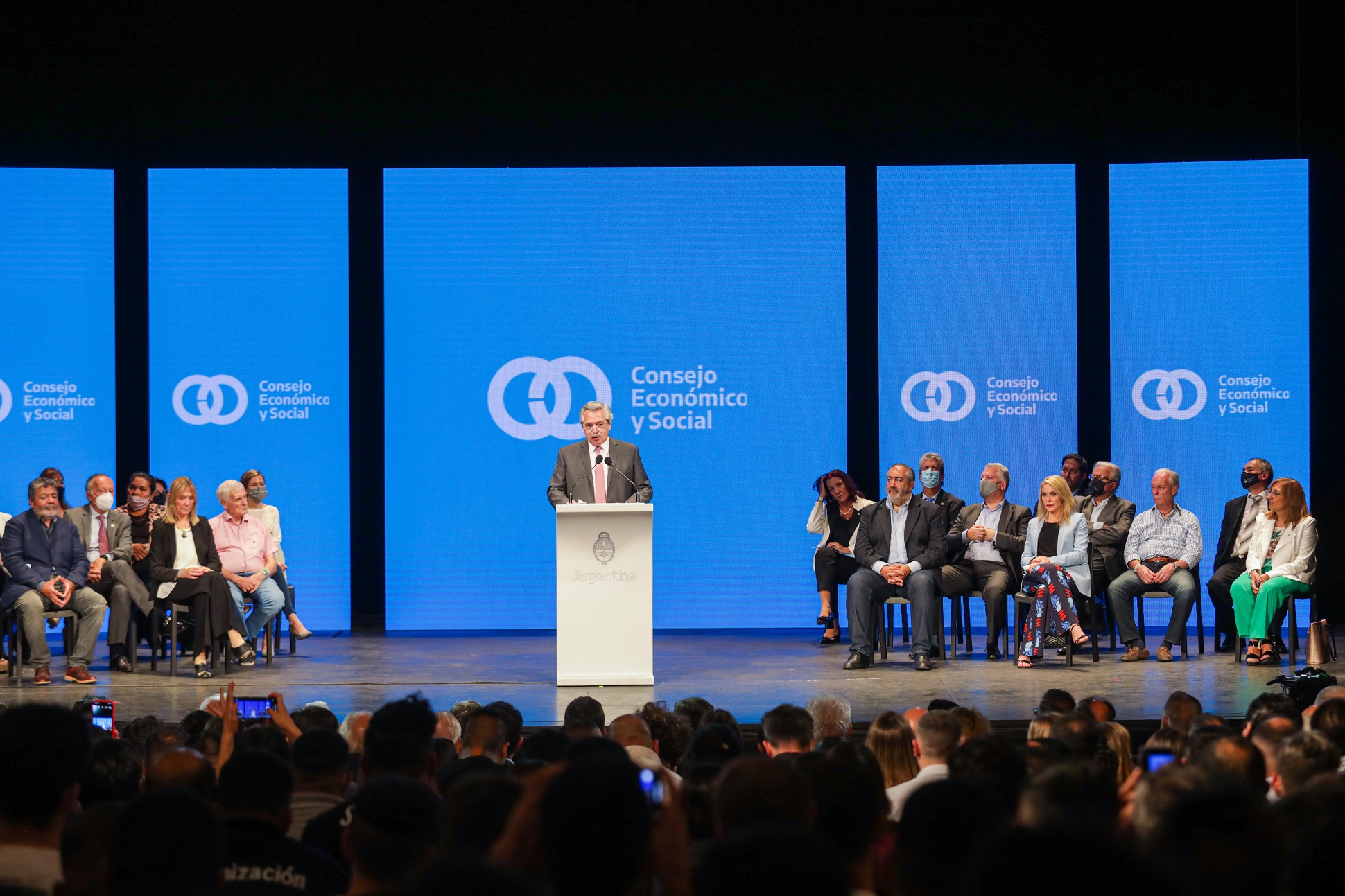 El presidente encabezó el Consejo Económico y Social y delineó los 10 desafíos estructurales de su gobierno para el próximo año