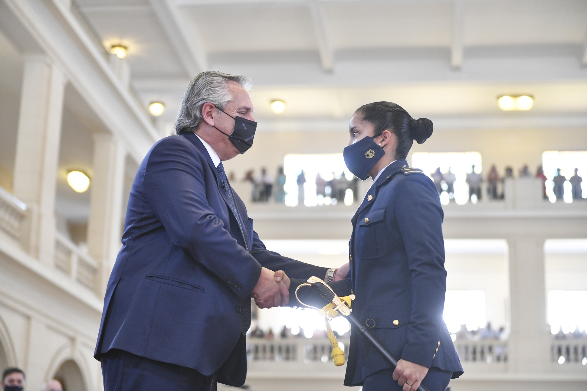 “Nunca olviden el compromiso que tienen con el pueblo de la Nación argentina”, pidió el presidente a los recién graduados de las Fuerzas Armadas​