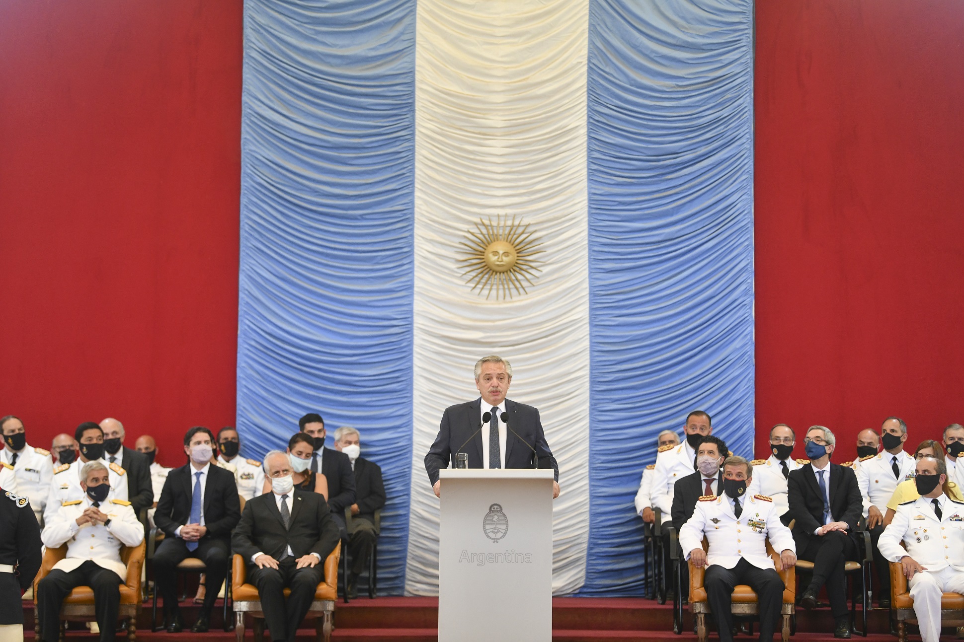 “Nunca olviden el compromiso que tienen con el pueblo de la Nación argentina”, pidió el presidente a los recién graduados de las Fuerzas Armadas​
