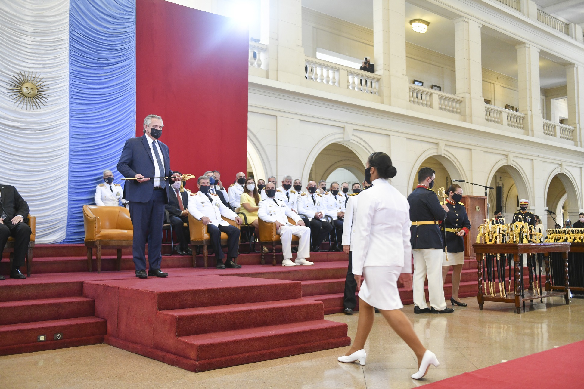 “Nunca olviden el compromiso que tienen con el pueblo de la Nación argentina”, pidió el presidente a los recién graduados de las Fuerzas Armadas​