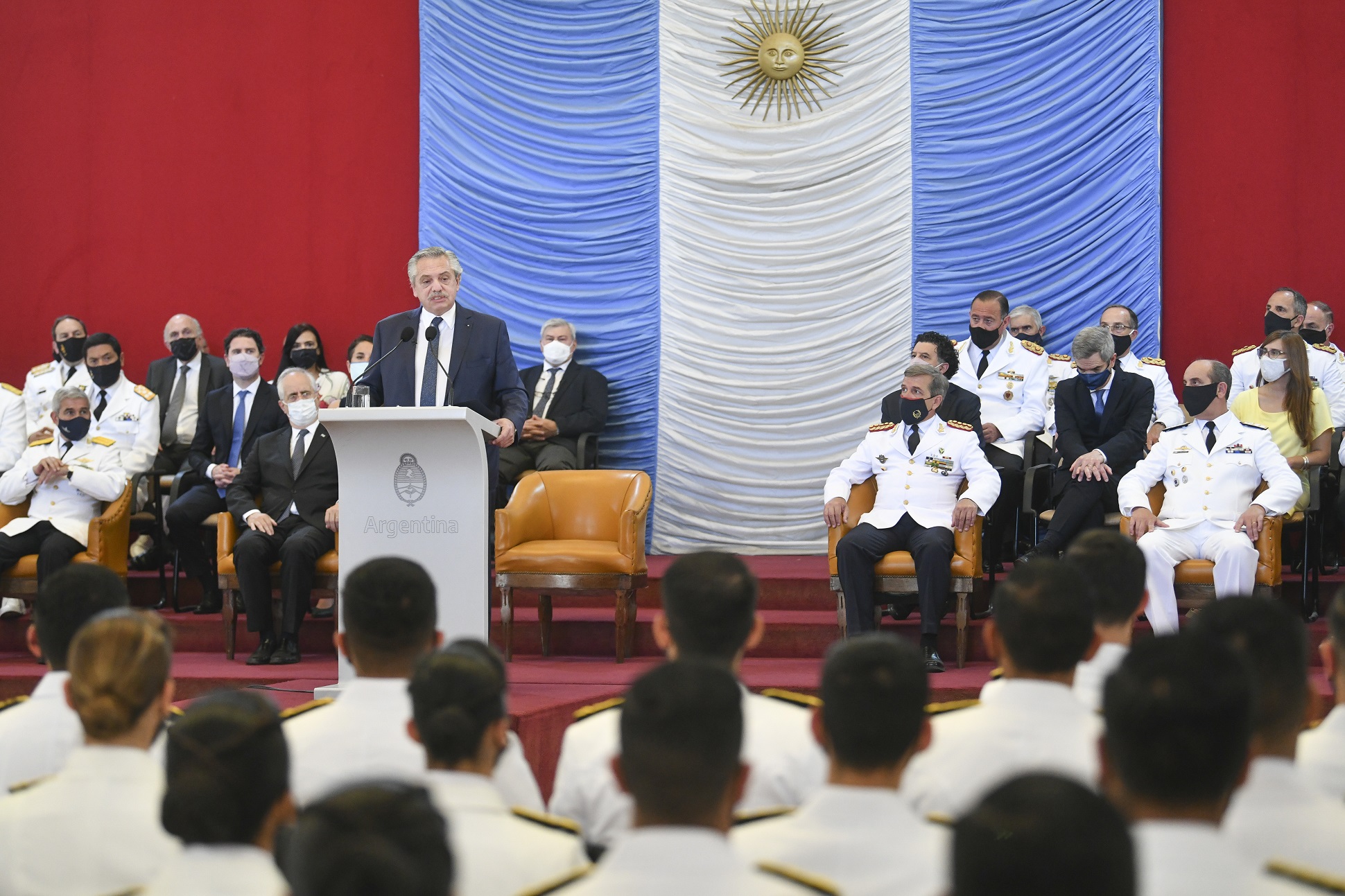 “Nunca olviden el compromiso que tienen con el pueblo de la Nación argentina”, pidió el presidente a los recién graduados de las Fuerzas Armadas​