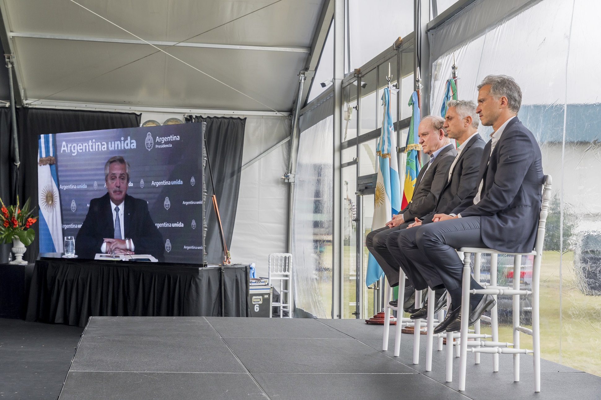 El presidente celebró la inauguración de una línea de producción de Loma Negra con una inversión de 350 millones de dólares