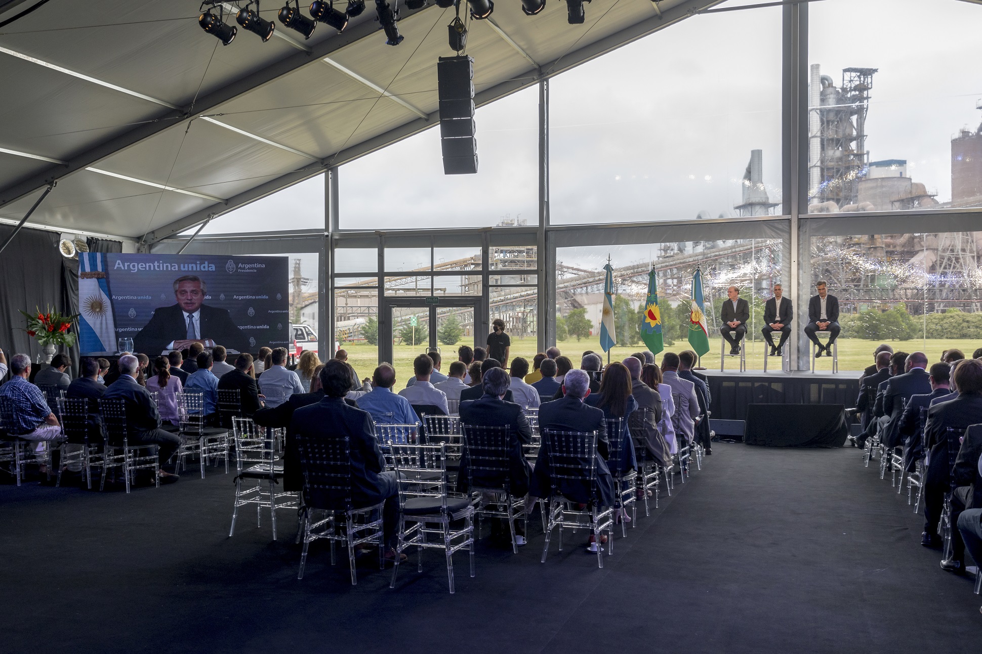 El presidente celebró la inauguración de una línea de producción de Loma Negra con una inversión de 350 millones de dólares