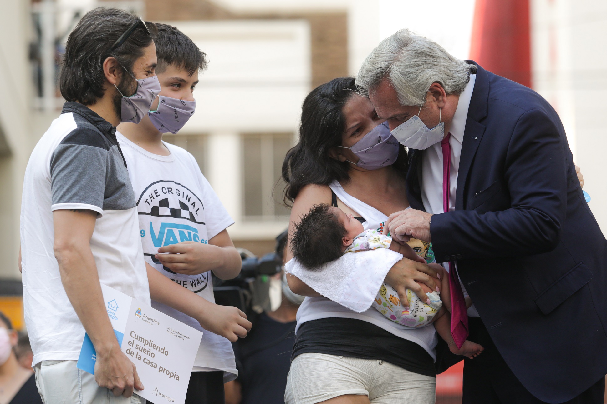 Entrega de viviendas del plan Procrear a 141 familias: “Disfruten de sus casas, de sus familias, mientras gobernemos solo estaremos pensando en ustedes”, remarcó el presidente Fernández