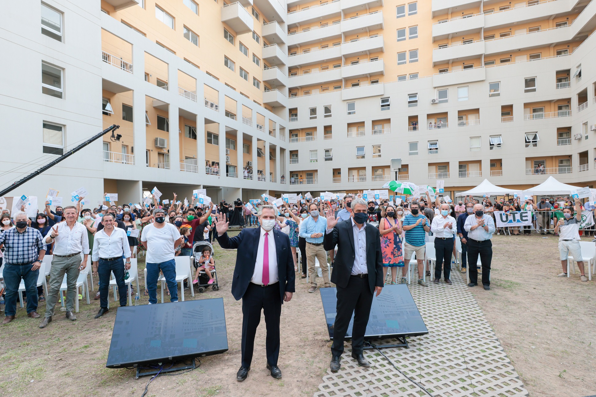 Entrega de viviendas del plan Procrear a 141 familias: “Disfruten de sus casas, de sus familias, mientras gobernemos solo estaremos pensando en ustedes”, remarcó el presidente Fernández