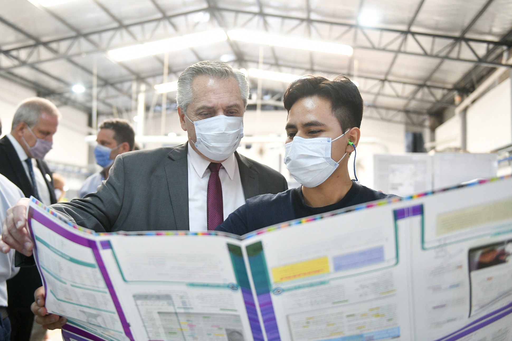 “Este tiene que ser el año de la educación”, sostuvo el presidente al recorrer una planta gráfica donde se imprimen los ejemplares del programa “Libros para aprender”