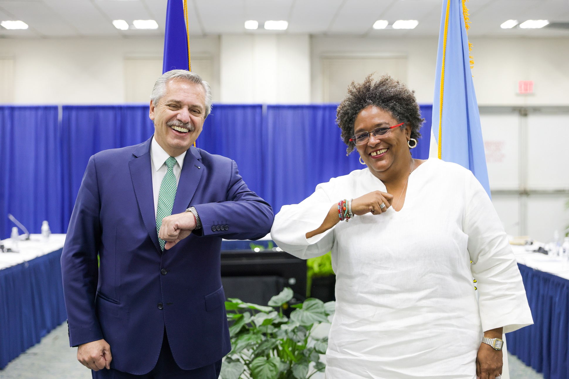 El presidente se reunió con la primera ministra de Barbados para