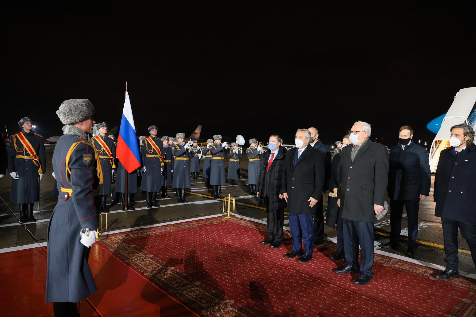 El presidente arribó a Rusia, donde mañana se reunirá con su par Vladímir Putin
